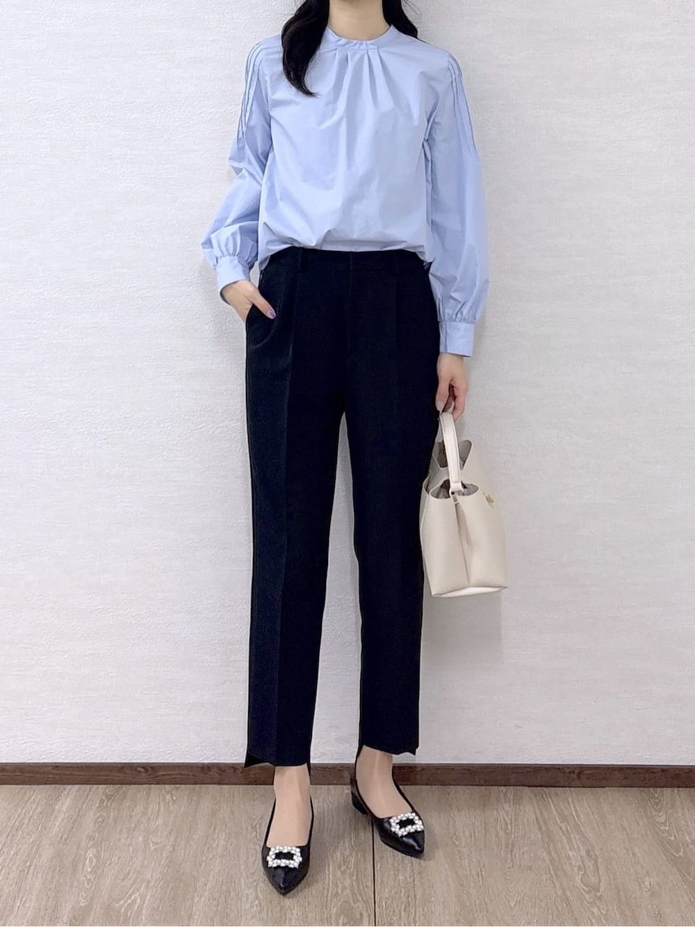ブルー系のシャツ/ブラウス、ブラック系のその他パンツ、ホワイト系のハンドバッグを着用したレディースの冬コーディネートの8枚目の写真