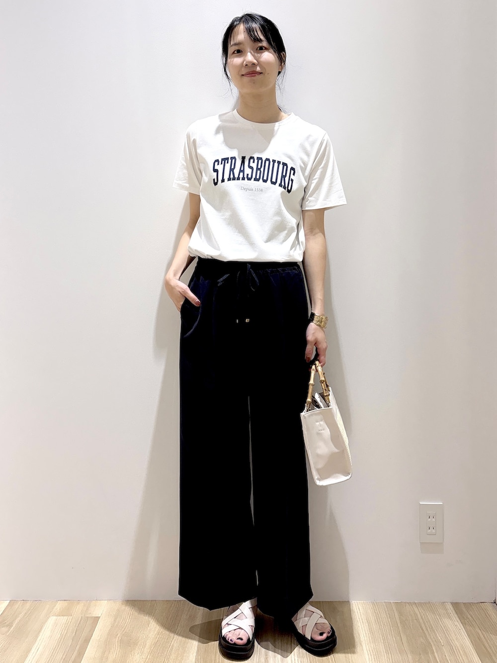 ホワイト系のシャツ/ブラウス、ホワイト系のTシャツ/カットソー、ブルー系のその他パンツを着用したレディースの夏コーディネートの8枚目の写真