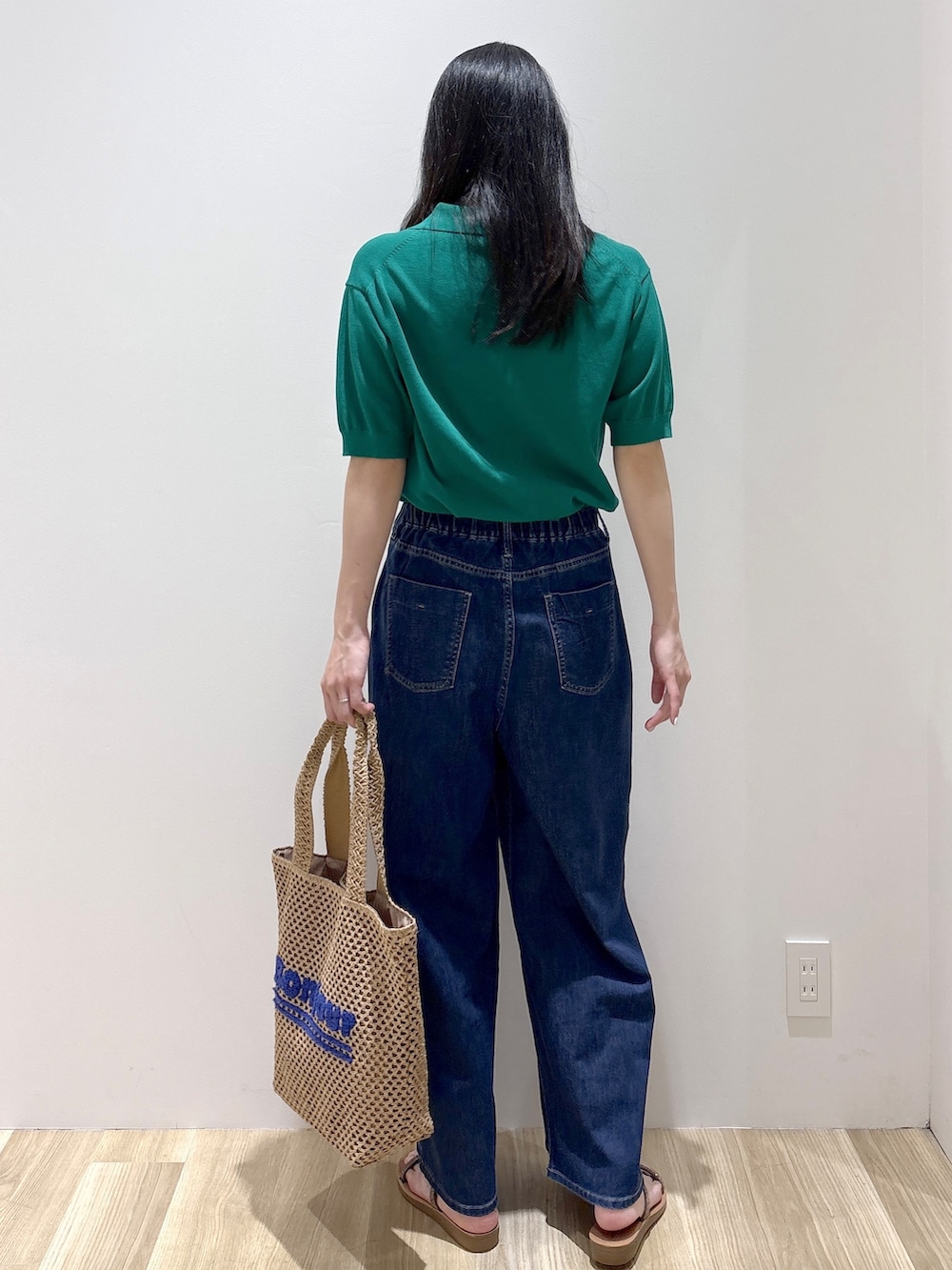 その他のサンダル、ベージュ系のトートバッグ、ブルー系のデニムパンツを着用したレディースの春コーディネートの4枚目の写真