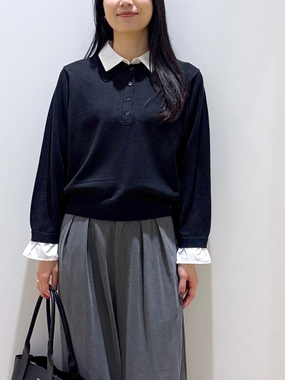 ブラック系のニット/セーター、グレー系のその他パンツ、ブラック系のトートバッグを着用したレディースの秋コーディネートの6枚目の写真