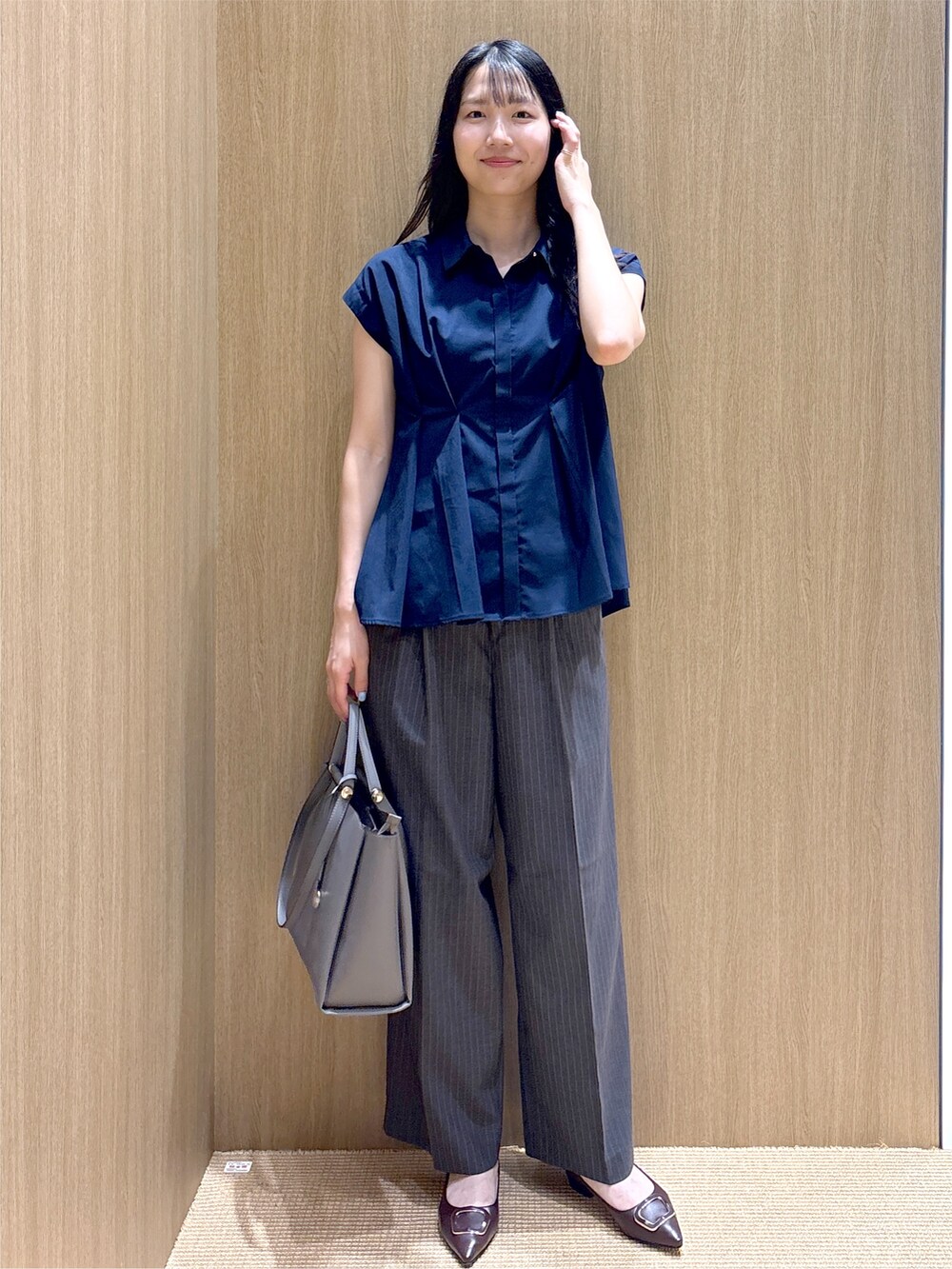 ブルー系のシャツ/ブラウス、グレー系のトートバッグ、レッド系のパンプスを着用したレディースの夏コーディネートの8枚目の写真