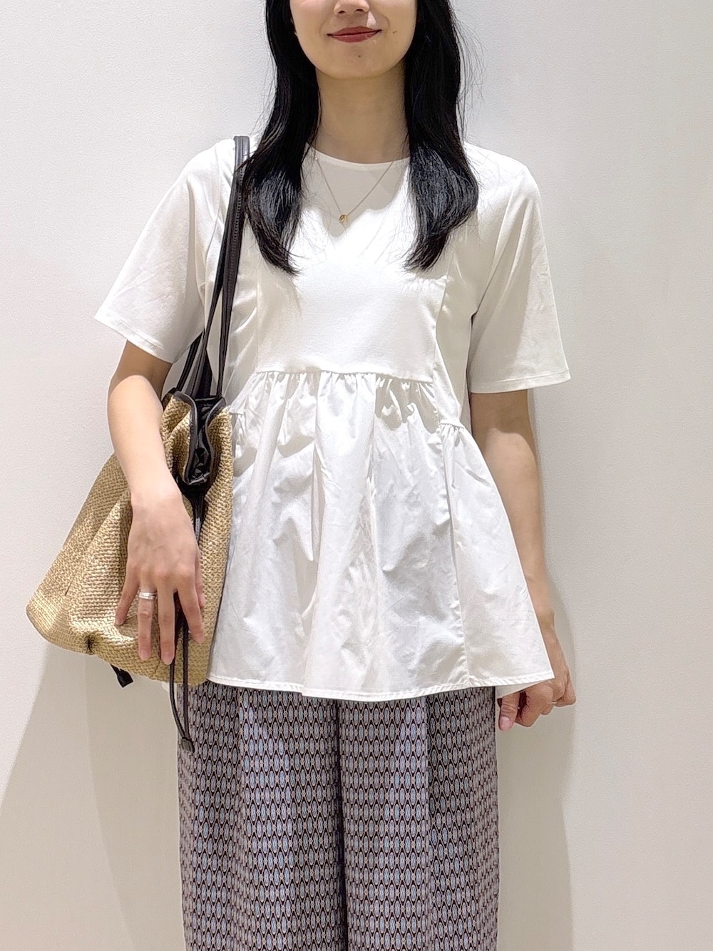 ブラウン系のサンダル、ベージュ系のトートバッグ、ホワイト系のTシャツ/カットソーを着用したレディースの春コーディネートの4枚目の写真