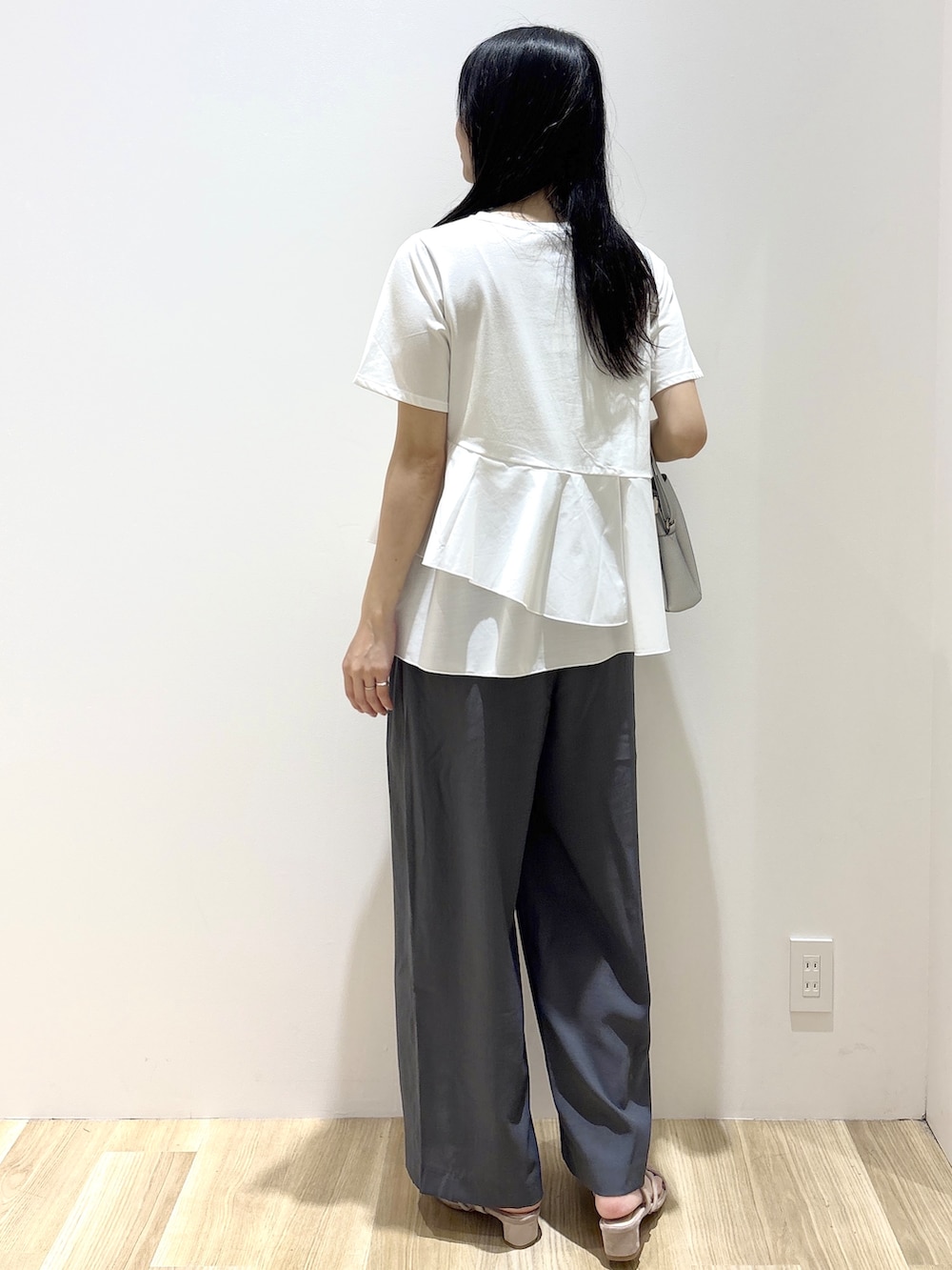 ホワイト系のTシャツ/カットソー、グレー系のその他パンツ、シルバー系のショルダーバッグを着用したレディースの夏コーディネートの3枚目の写真