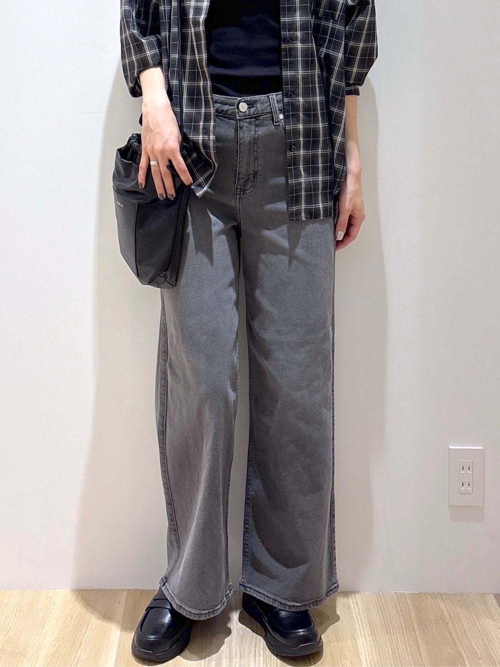 グレー系のシャツ/ブラウス、ブラック系のタンクトップ、ブラック系のショルダーバッグを着用したレディースの夏コーディネートの7枚目の写真