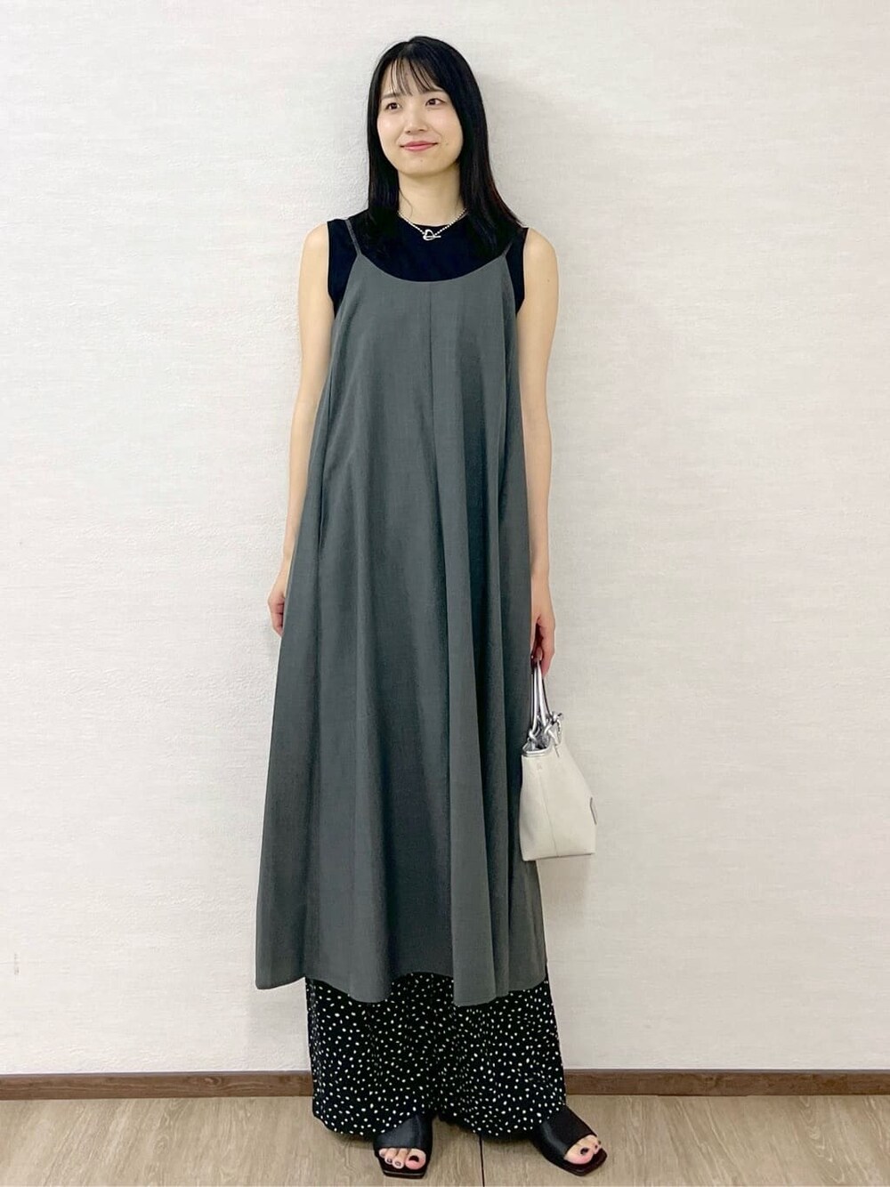 グレー系のワンピース、ブラック系のタンクトップ、シルバー系のトートバッグを着用したレディースの夏コーディネートの9枚目の写真