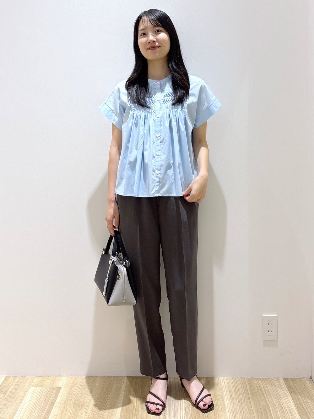 ブルー系のシャツ/ブラウス、グレー系のその他パンツ、ブラック系のショルダーバッグを着用したレディースの夏コーディネートの9枚目の写真