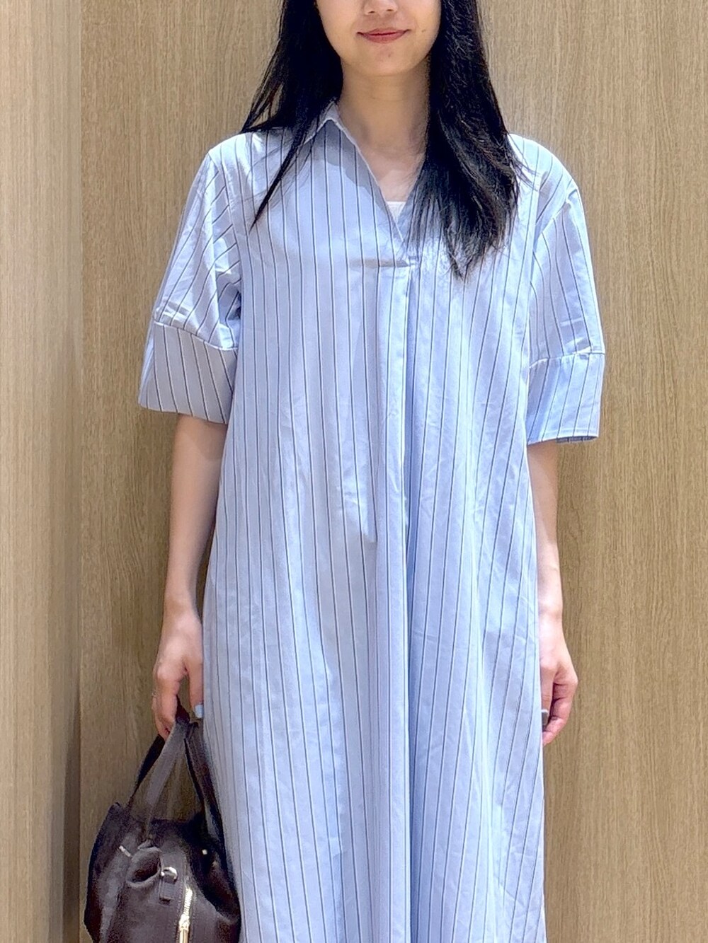 ブルー系のワンピース、ブラウン系のその他パンツ、ブラウン系のボストンバッグを着用したレディースの夏コーディネートの6枚目の写真