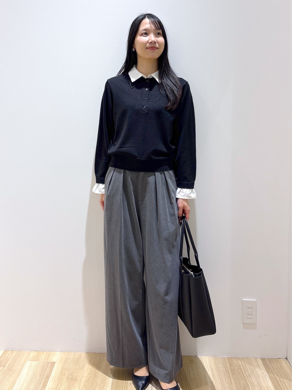 ブラック系のニット/セーター、グレー系のその他パンツ、ブラック系のトートバッグを着用したレディースの秋コーディネートの10枚目の写真