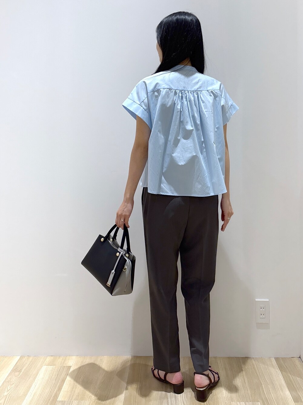 ブルー系のシャツ/ブラウス、グレー系のその他パンツ、ブラック系のショルダーバッグを着用したレディースの夏コーディネートの4枚目の写真