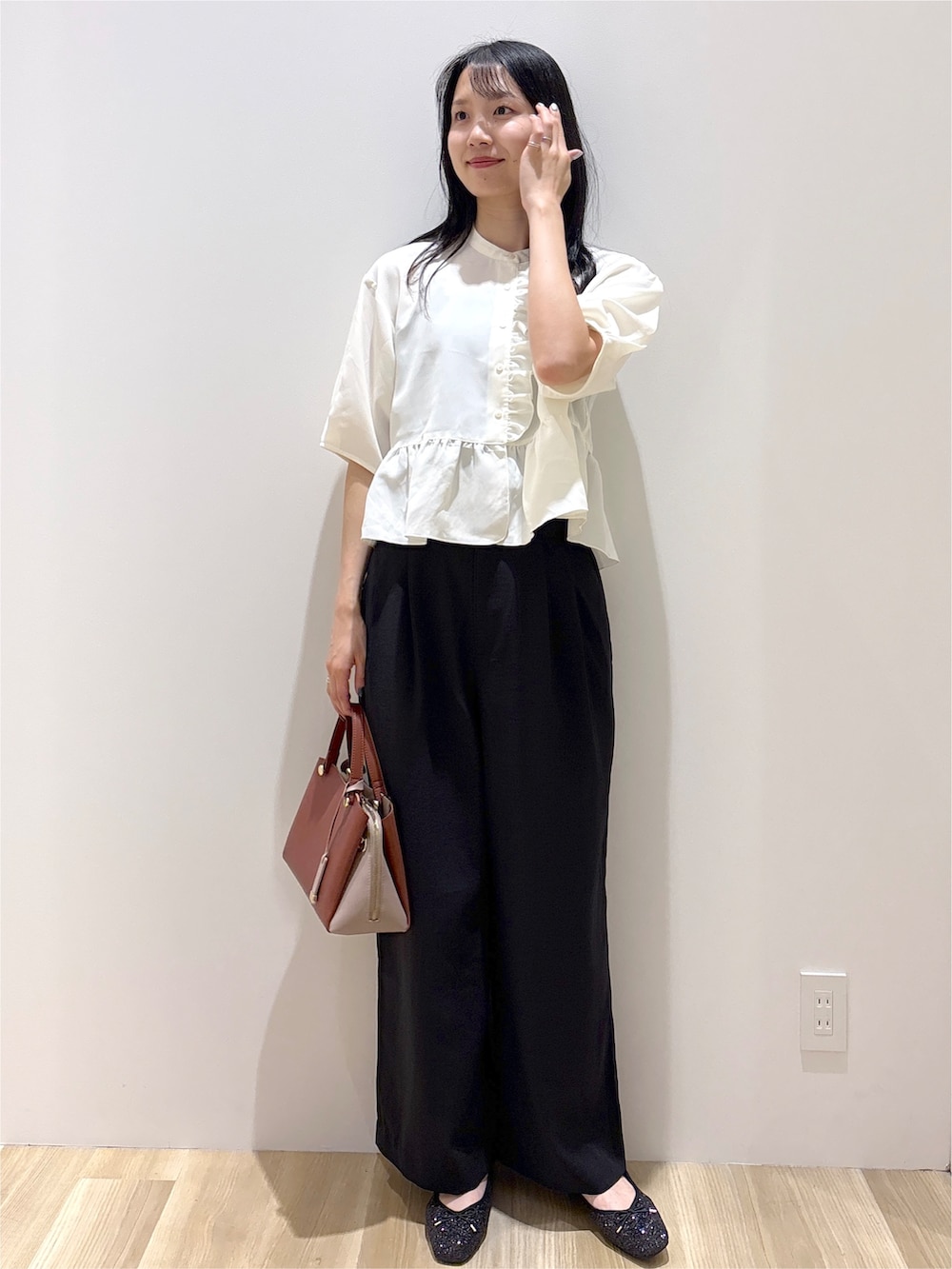 ホワイト系のシャツ/ブラウス、ブラック系のその他パンツ、レッド系のボストンバッグを着用したレディースの夏コーディネートの2枚目の写真