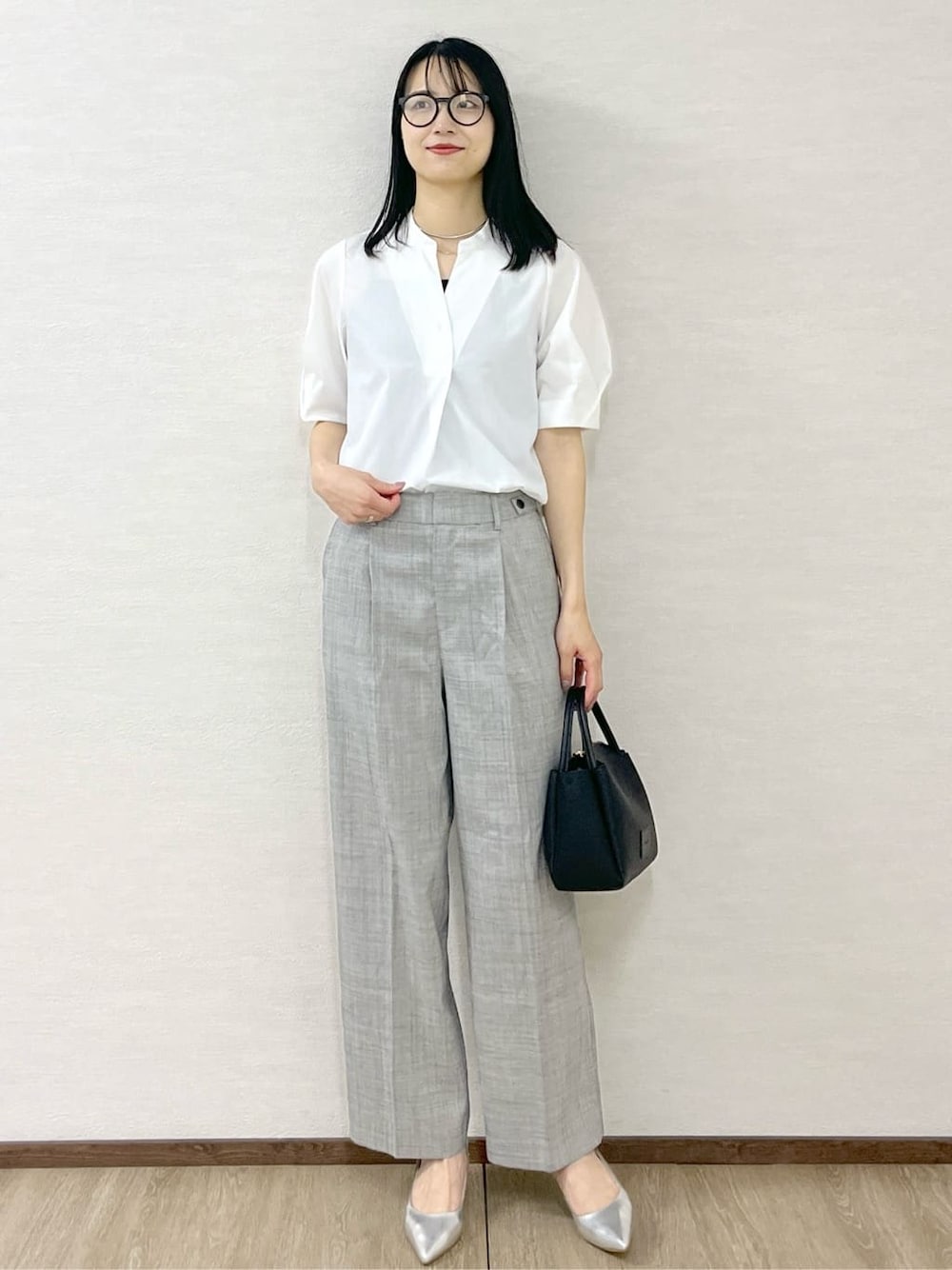 ホワイト系のシャツ/ブラウス、グレー系のその他パンツ、ブラック系のショルダーバッグを着用したレディースの夏コーディネートの2枚目の写真