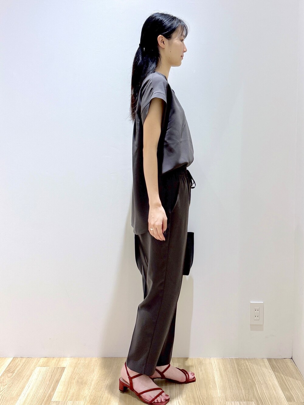 グレー系のその他パンツ、ブラック系のトートバッグ、レッド系のサンダルを着用したレディースの夏コーディネートの5枚目の写真