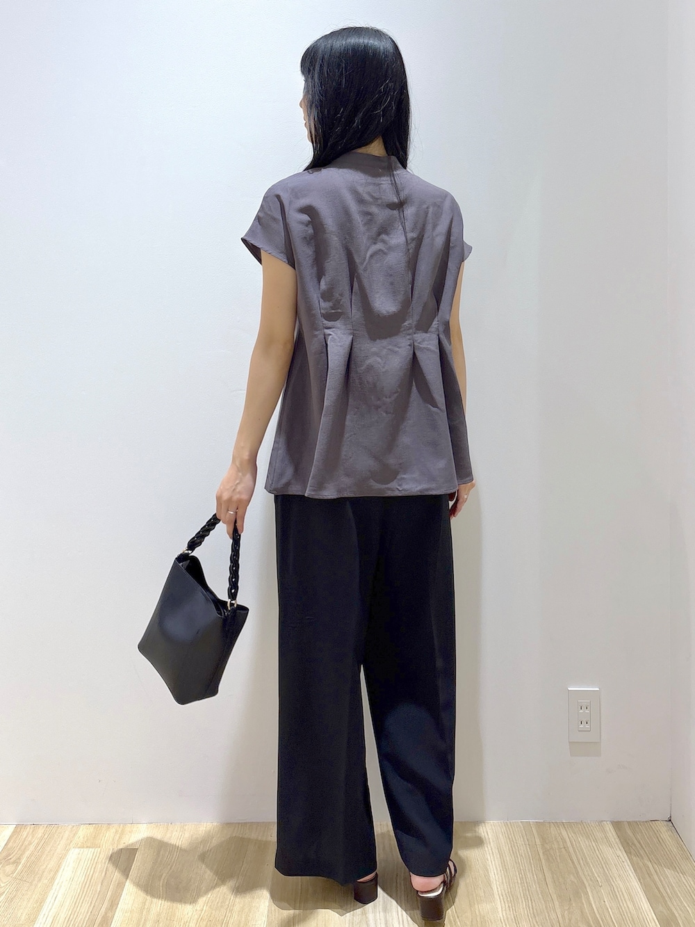 ブラック系のその他パンツ、ブラウン系のサンダル、ブラック系のショルダーバッグを着用したレディースの春コーディネートの4枚目の写真