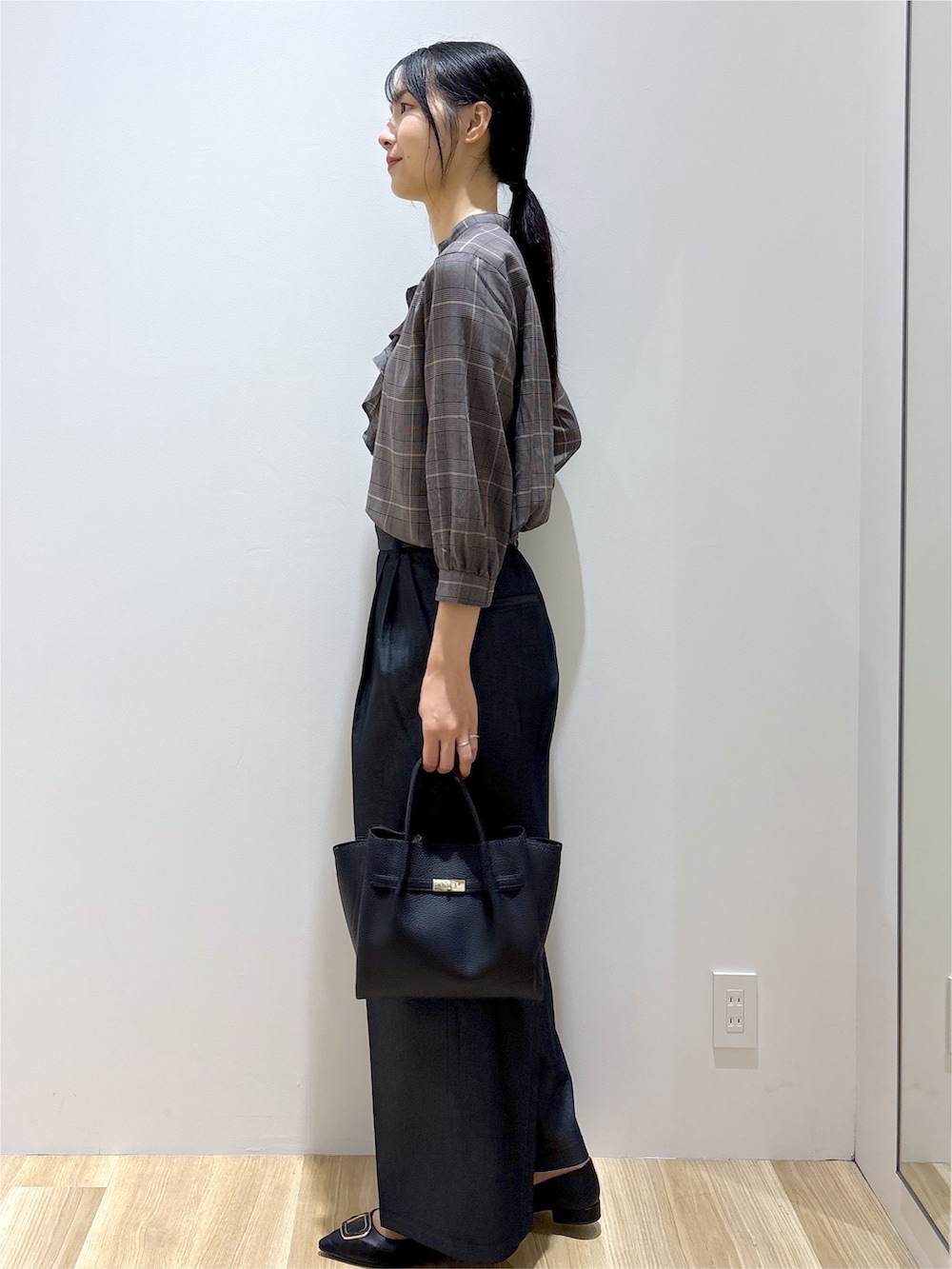 グレー系のシャツ/ブラウス、ブラック系のその他パンツ、ブラック系のトートバッグを着用したレディースの秋コーディネートの3枚目の写真