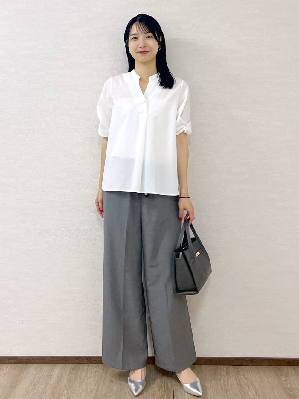 ホワイト系のシャツ/ブラウス、グレー系のその他パンツ、グレー系のショルダーバッグを着用したレディースの夏コーディネートの9枚目の写真