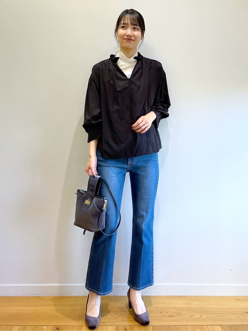 ブラック系のシャツ/ブラウス、ブルー系のデニムパンツ、グレー系のショルダーバッグを着用したレディースの冬コーディネートの9枚目の写真
