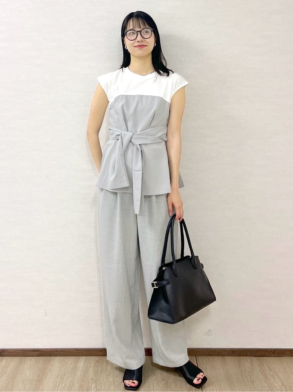 グレー系のTシャツ/カットソー、グレー系のその他パンツ、ブラック系のボストンバッグを着用したレディースの夏コーディネートの9枚目の写真