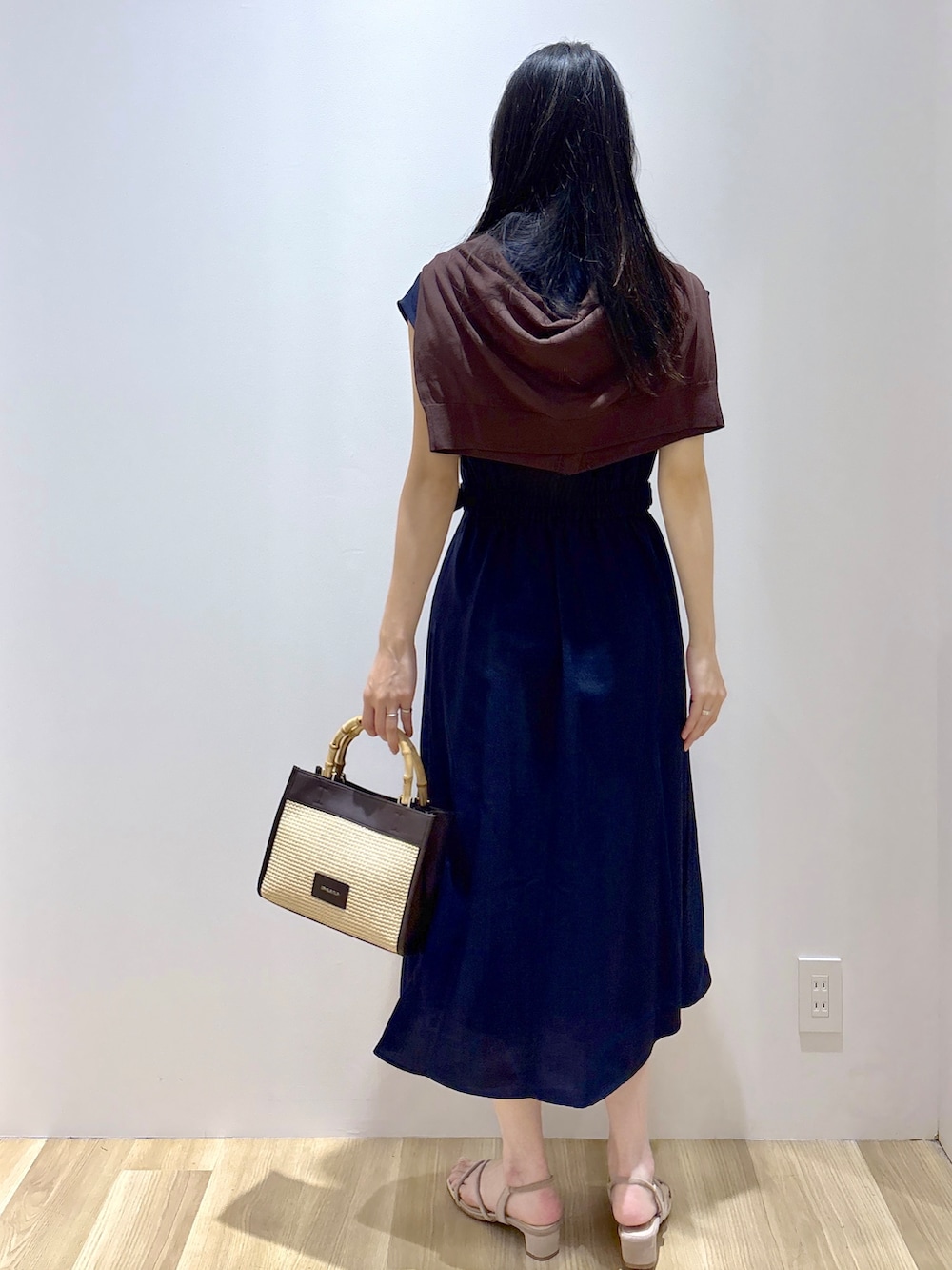 ブラウン系のカーディガン/ボレロ、ブルー系のワンピース、ブラウン系のトートバッグを着用したレディースの夏コーディネートの4枚目の写真