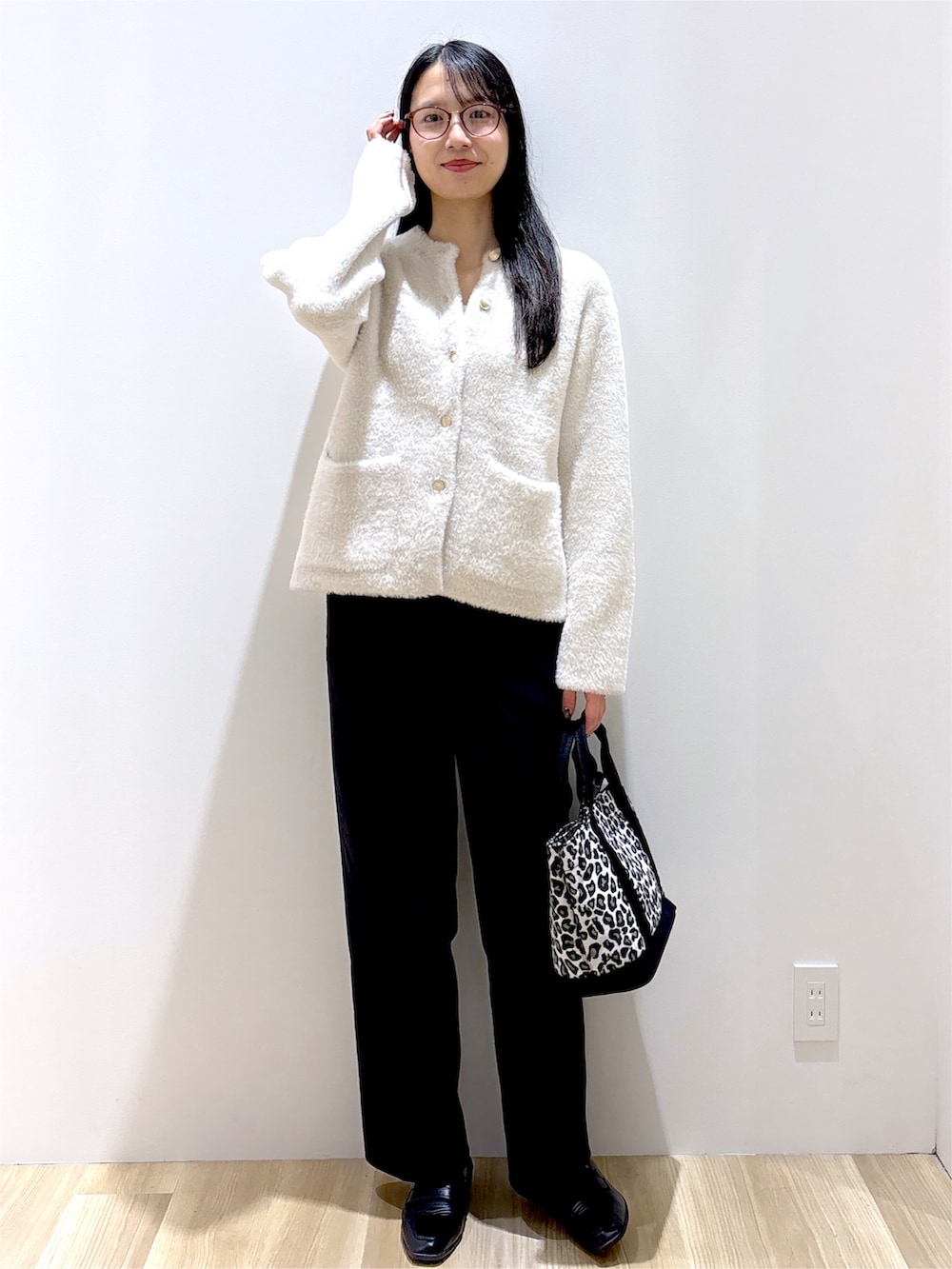 ベージュ系のカーディガン/ボレロ、ブラック系のその他パンツ、ブラック系のトートバッグを着用したレディースの秋コーディネートの10枚目の写真