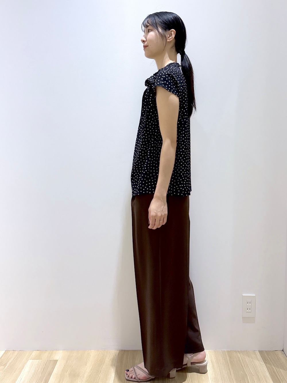ブラック系のシャツ/ブラウス、ブラウン系のその他パンツ、ベージュ系のサンダルを着用したレディースの夏コーディネートの3枚目の写真