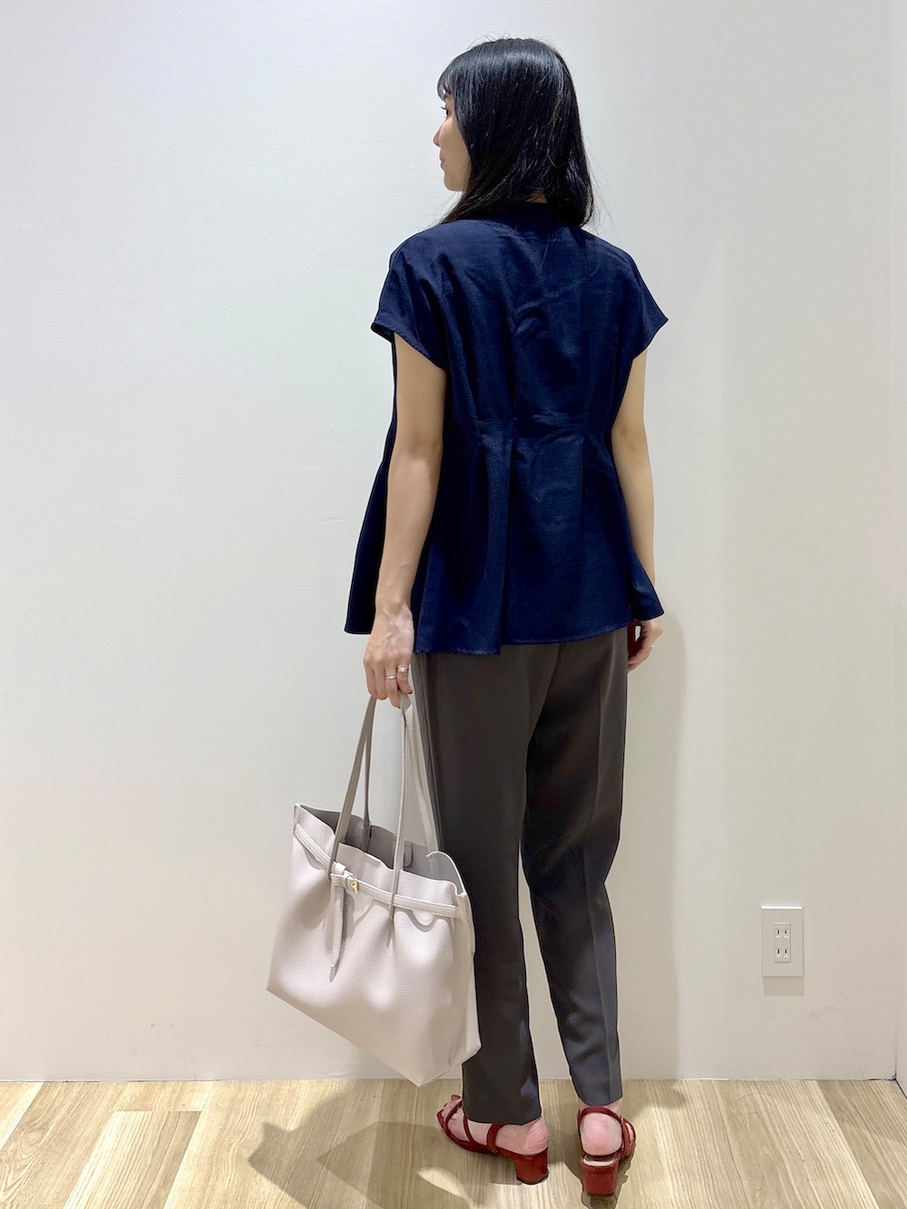 ブルー系のシャツ/ブラウス、ホワイト系のタンクトップ、グレー系のその他パンツを着用したレディースの夏コーディネートの4枚目の写真