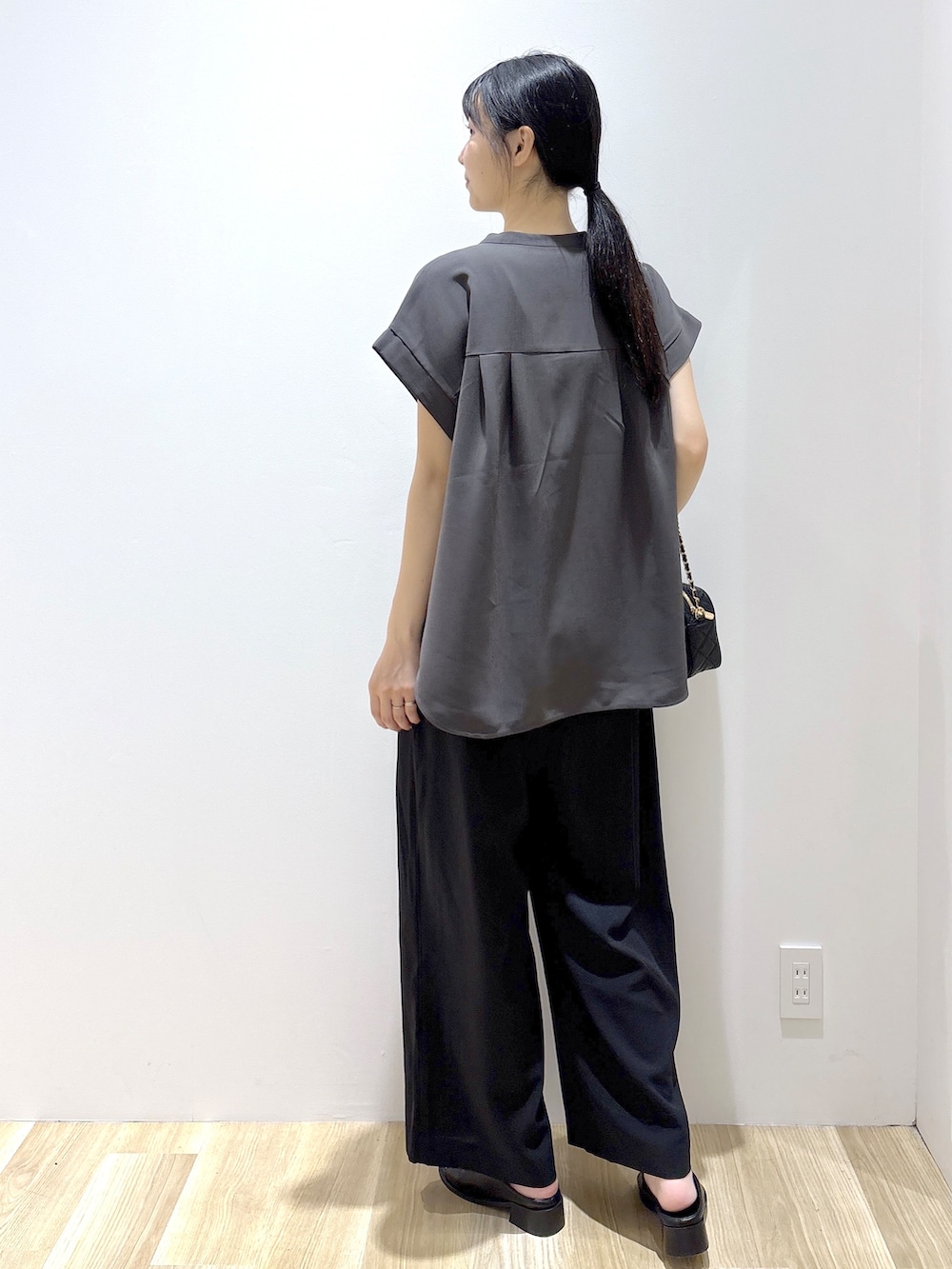ブラック系のその他パンツ、ブラック系のショルダーバッグ、ブラック系のサンダルを着用したレディースの夏コーディネートの4枚目の写真