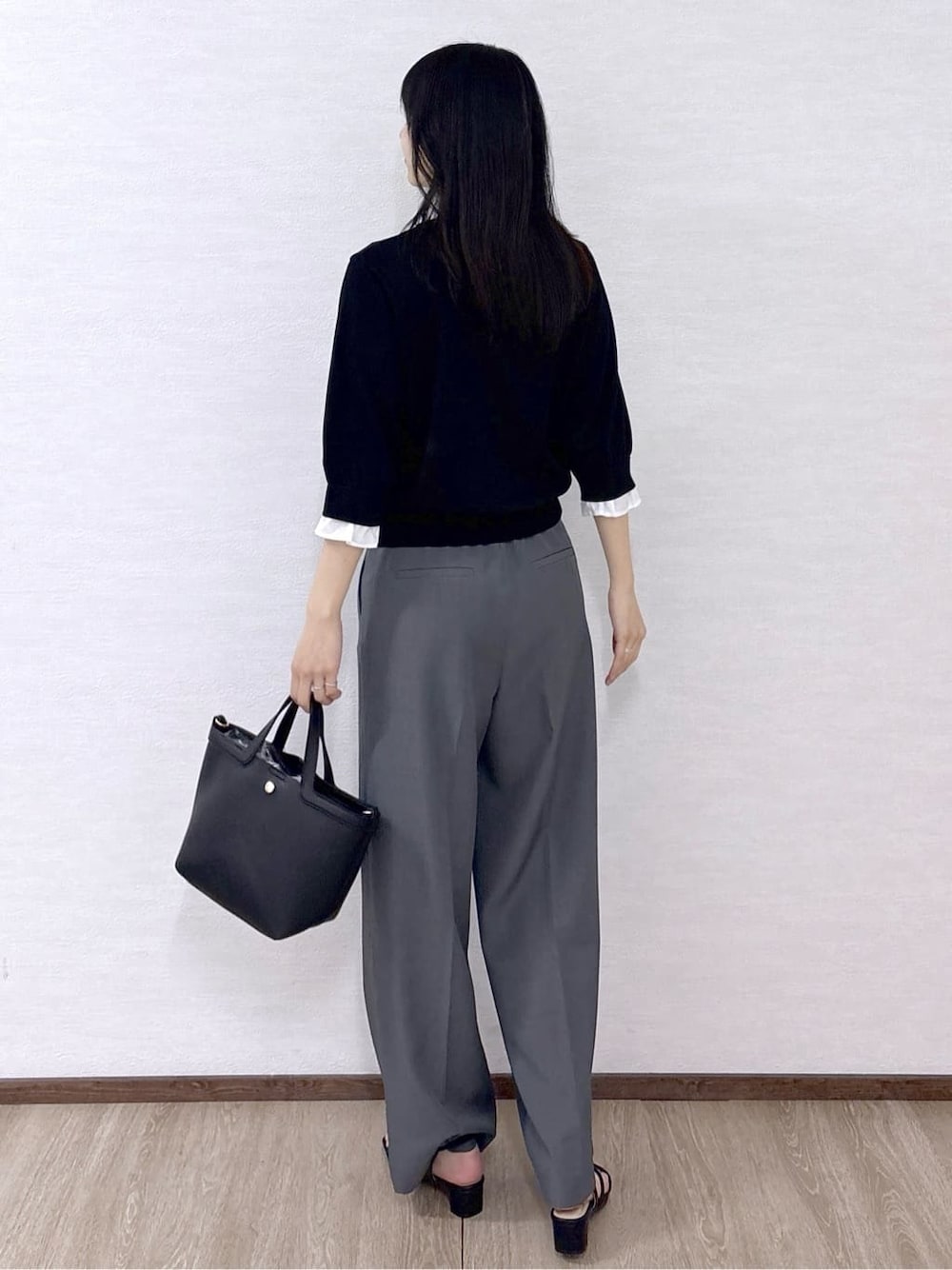 ブラック系のトートバッグ、グレー系のその他パンツ、ブラック系のサンダルを着用したレディースの春コーディネートの4枚目の写真
