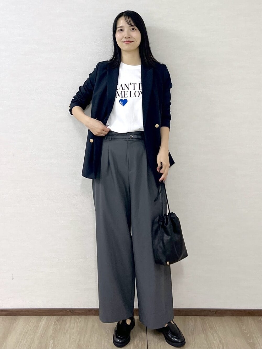 ブルー系のテーラードジャケット、ホワイト系のTシャツ/カットソー、グレー系のその他パンツを着用したレディースの秋コーディネートの3枚目の写真