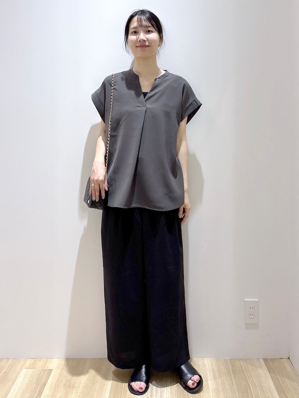 ブラック系のその他パンツ、ブラック系のショルダーバッグ、ブラック系のサンダルを着用したレディースの夏コーディネートの9枚目の写真
