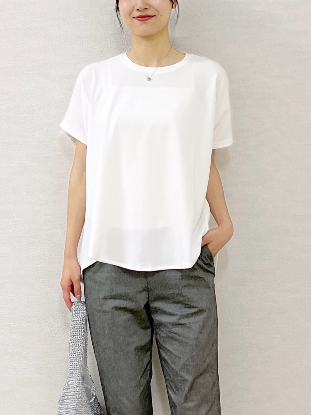 ホワイト系のTシャツ/カットソー、グレー系のその他パンツ、ブラック系のボストンバッグを着用したレディースの夏コーディネートの7枚目の写真
