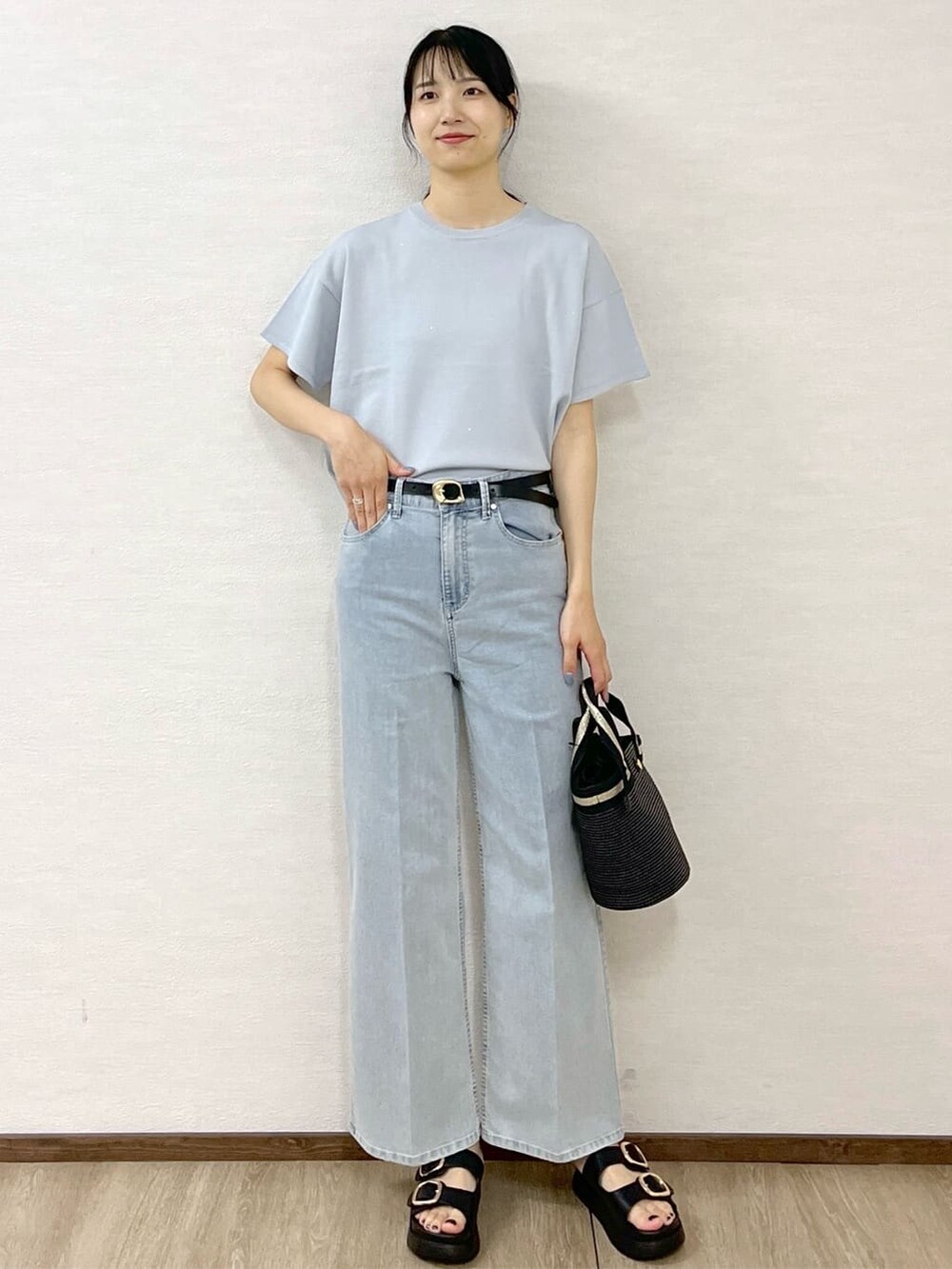 グレー系のニット/セーター、ブルー系のデニムパンツ、ブラック系のトートバッグを着用したレディースの夏コーディネートの6枚目の写真