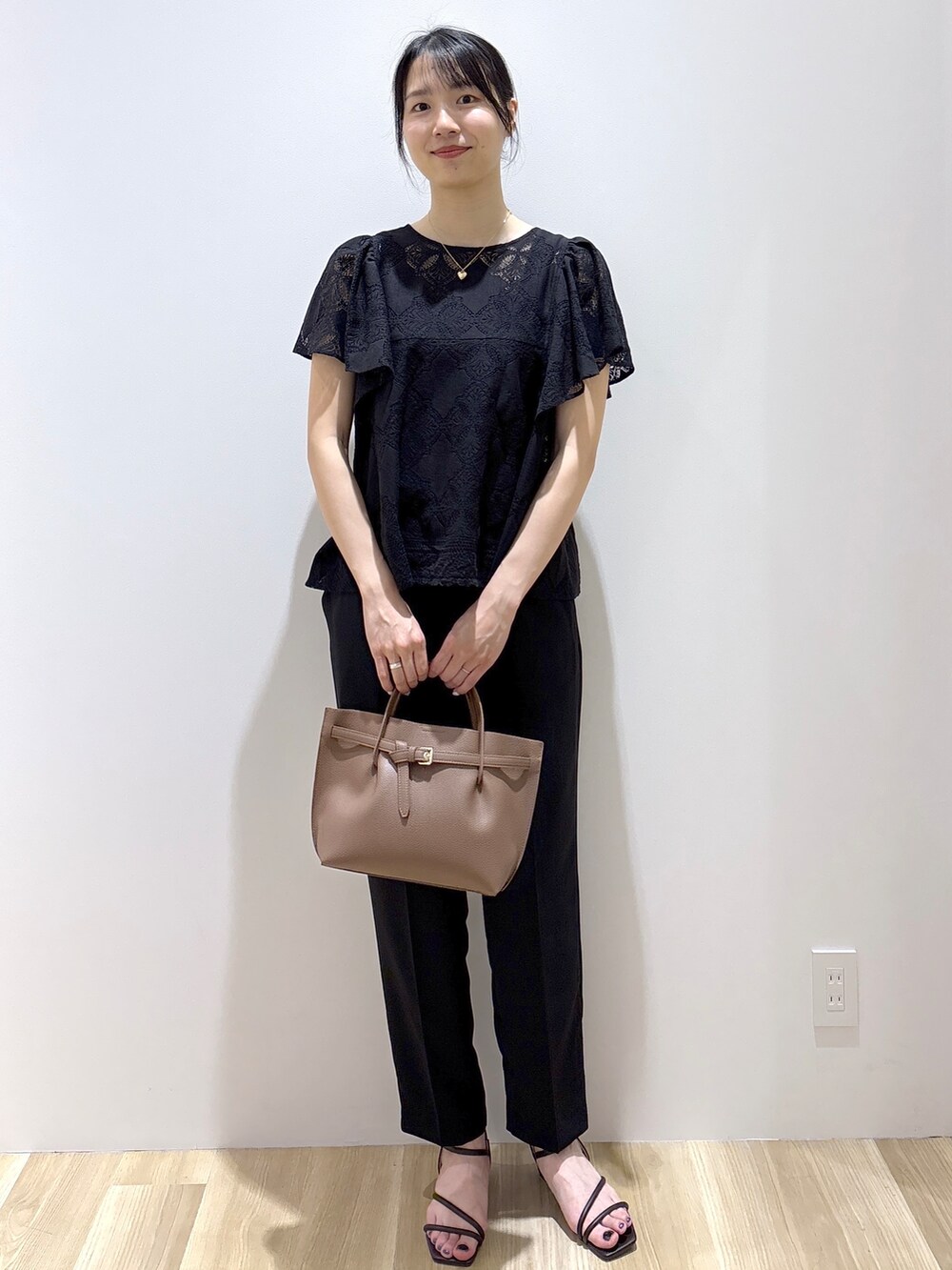 ブラック系のシャツ/ブラウス、ブラック系のその他パンツ、ブラウン系のトートバッグを着用したレディースの春コーディネートの10枚目の写真