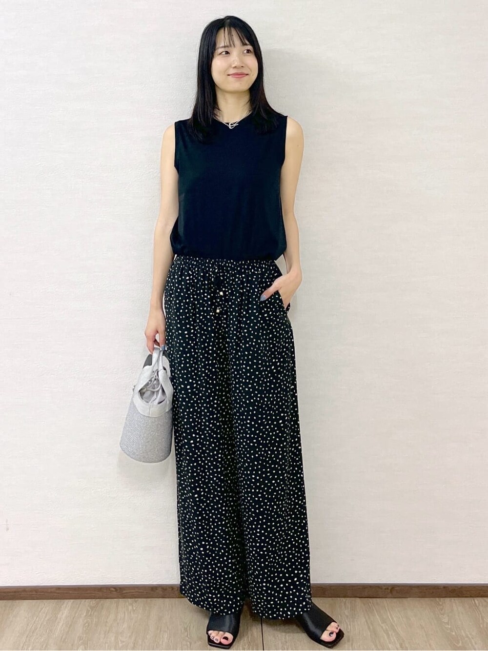 ブラック系のタンクトップ、ブラック系のその他パンツ、シルバー系のトートバッグを着用したレディースの夏コーディネートの9枚目の写真