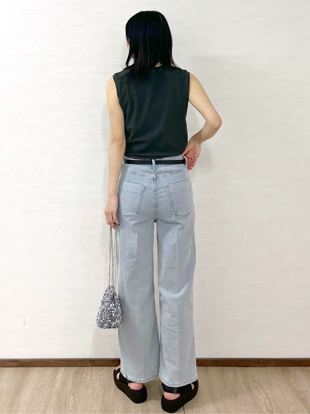 グレー系のTシャツ/カットソー、ブルー系のデニムパンツ、シルバー系のショルダーバッグを着用したレディースの夏コーディネートの4枚目の写真
