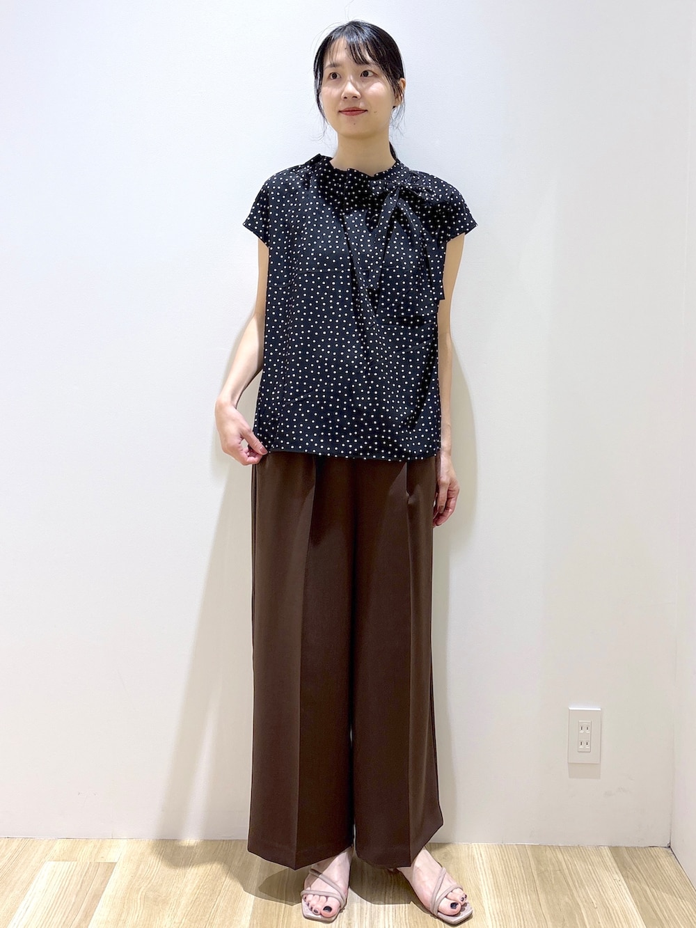 ブラック系のシャツ/ブラウス、ブラウン系のその他パンツ、ベージュ系のサンダルを着用したレディースの夏コーディネートの7枚目の写真