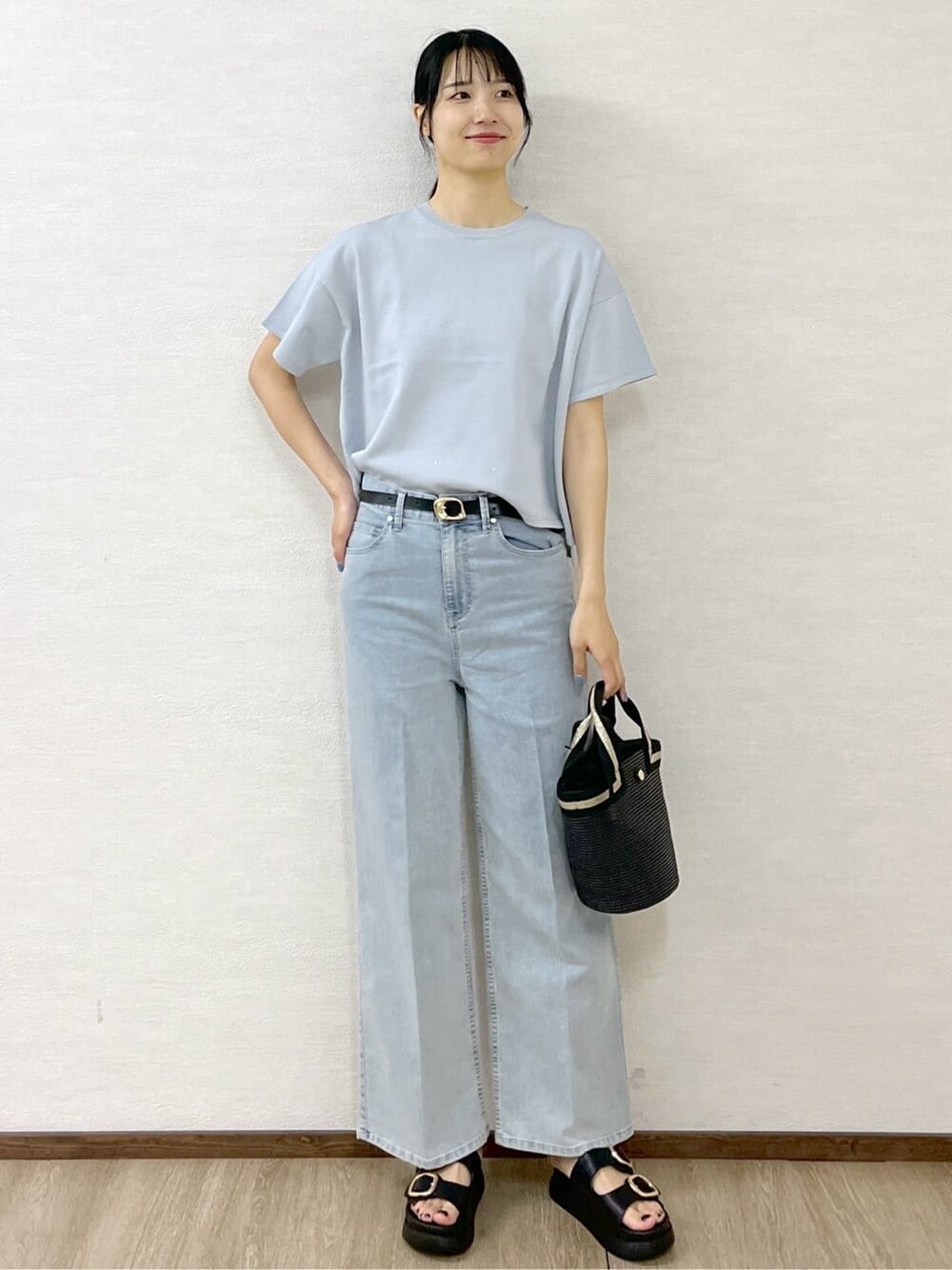 グレー系のニット/セーター、ブルー系のデニムパンツ、ブラック系のトートバッグを着用したレディースの夏コーディネートの7枚目の写真