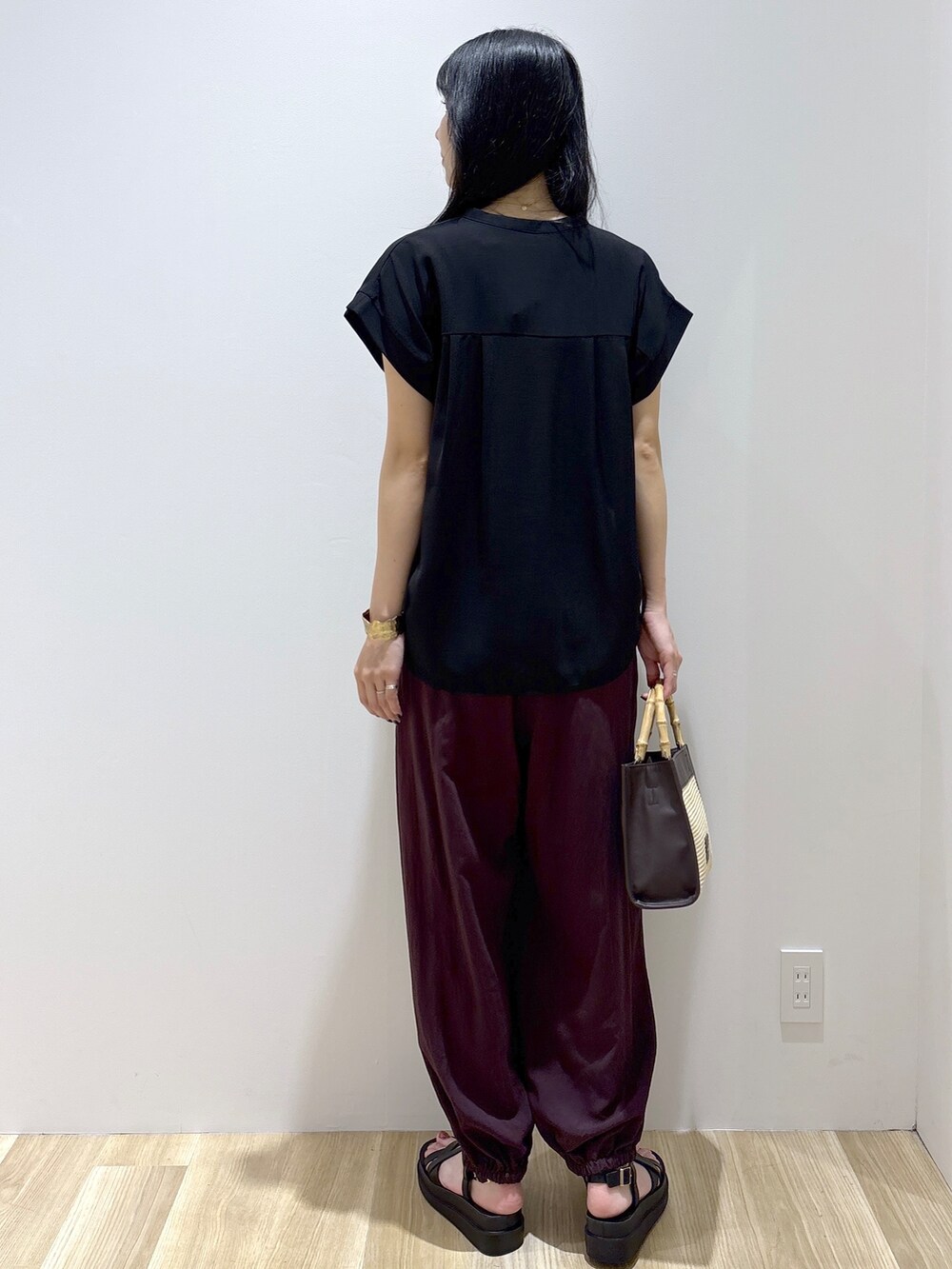 ブラック系のシャツ/ブラウス、ブラウン系のその他パンツ、ブラウン系のトートバッグを着用したレディースの夏コーディネートの4枚目の写真