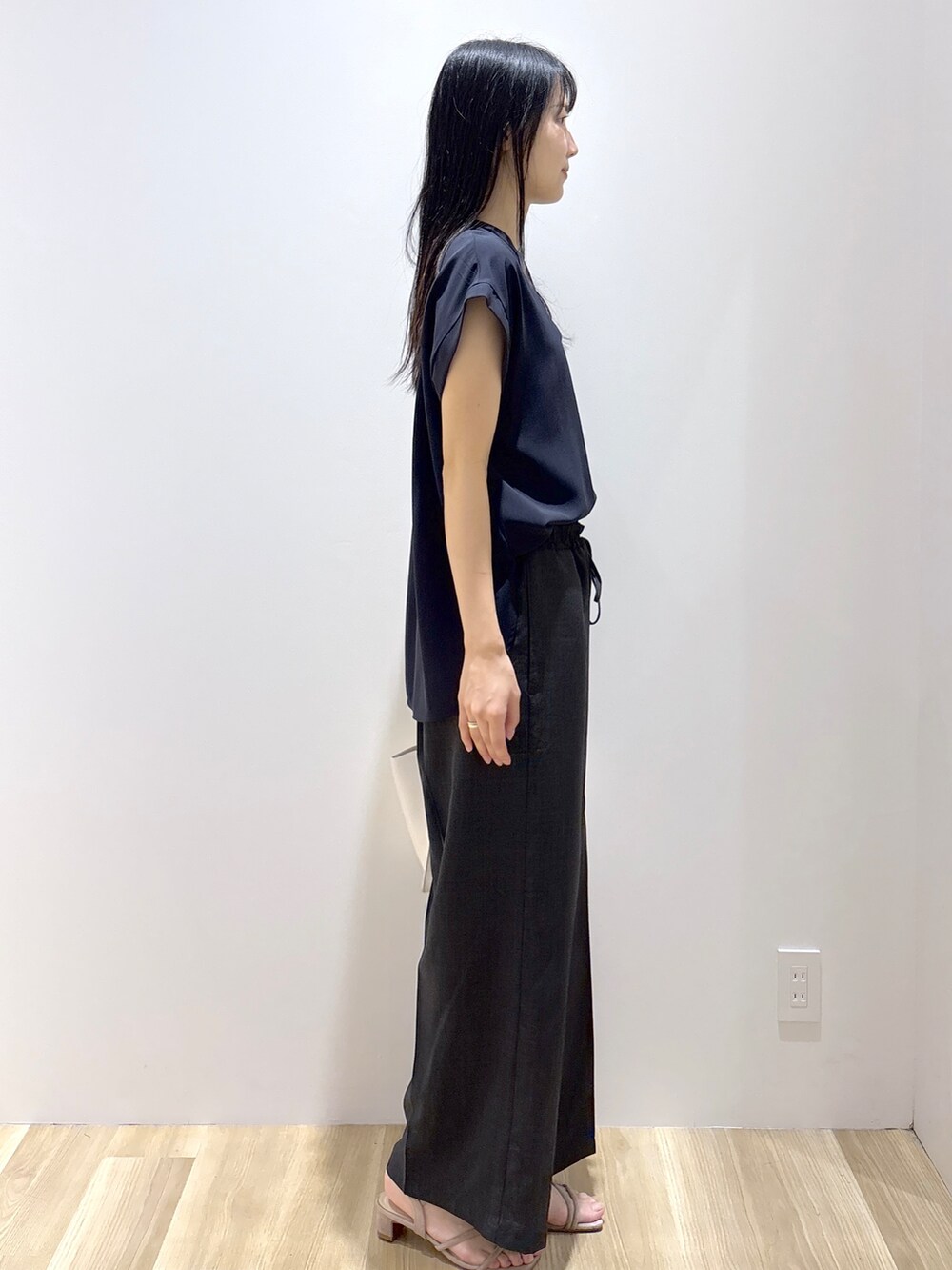 ブラック系のシャツ/ブラウス、グレー系のその他パンツ、ホワイト系のショルダーバッグを着用したレディースの夏コーディネートの5枚目の写真