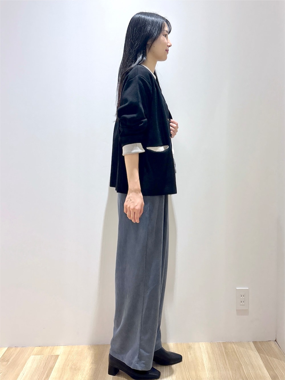 ブラック系のカーディガン/ボレロ、ホワイト系のTシャツ/カットソー、ブルー系のその他パンツを着用したレディースの秋コーディネートの5枚目の写真