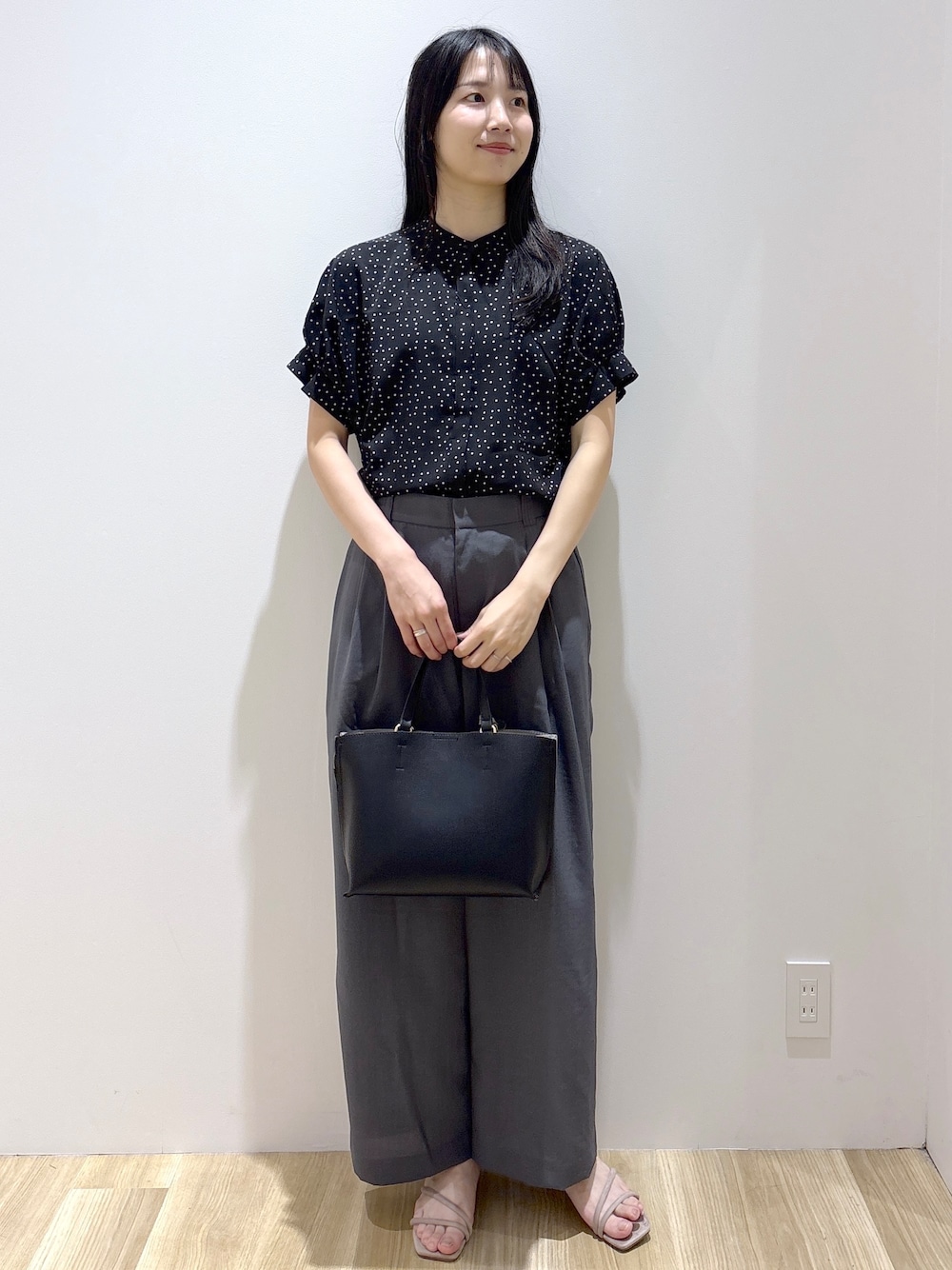 ブラック系のシャツ/ブラウス、グレー系のその他パンツ、ベージュ系のサンダルを着用したレディースの夏コーディネートの2枚目の写真