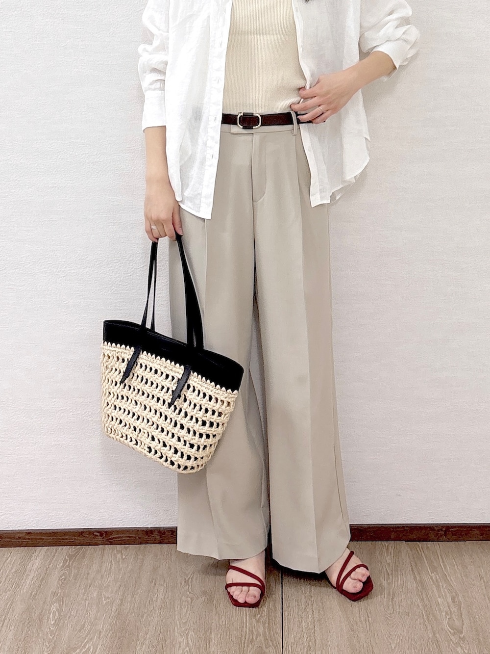 ホワイト系のシャツ/ブラウス、ベージュ系のその他パンツ、ブラウン系のトートバッグを着用したレディースの春コーディネートの6枚目の写真