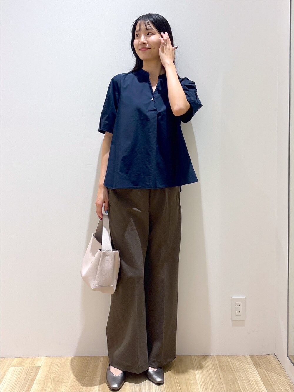 ブルー系のシャツ/ブラウス、ブラウン系のその他パンツ、グレー系のトートバッグを着用したレディースの夏コーディネートの9枚目の写真