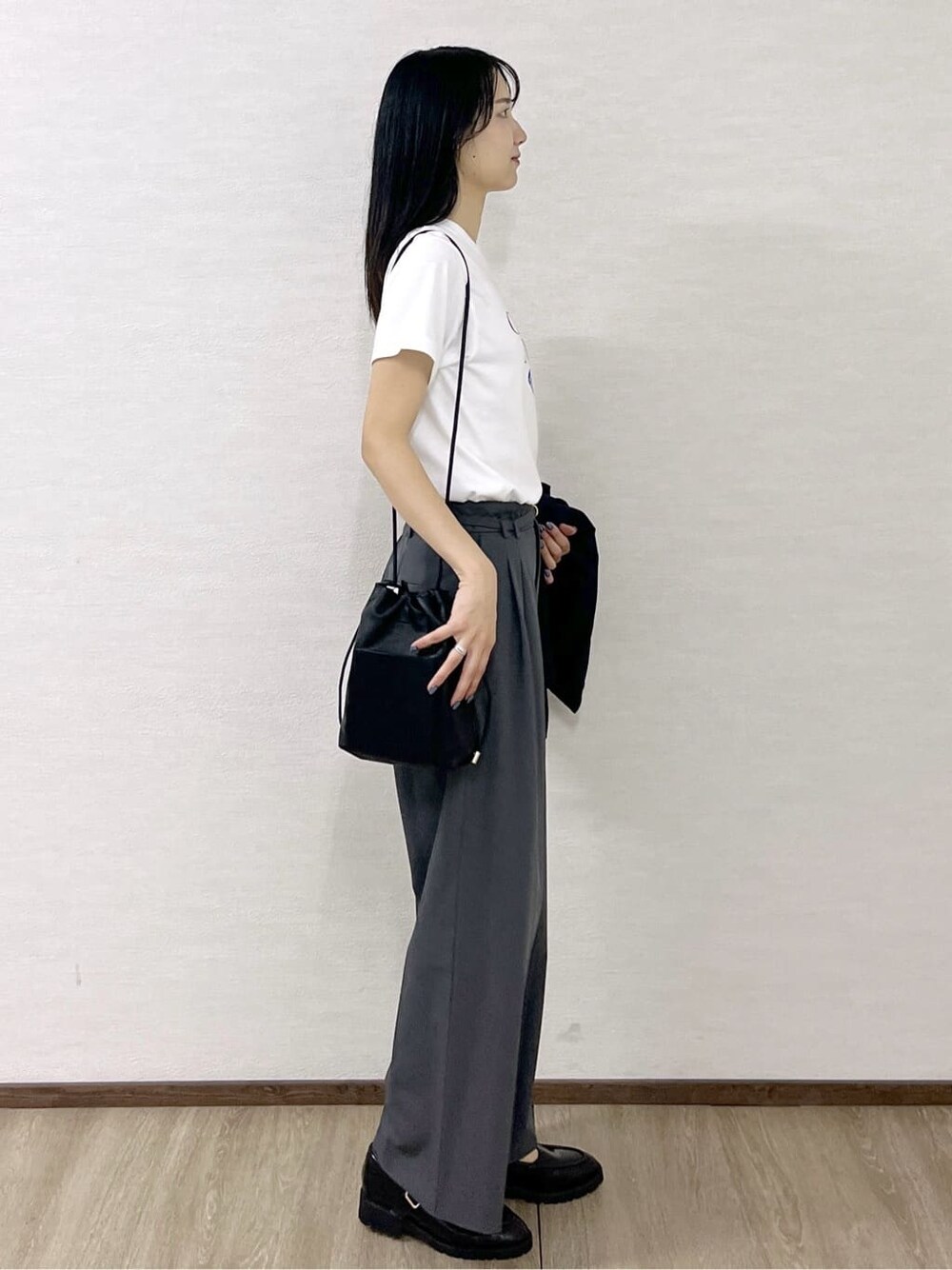 ホワイト系のTシャツ/カットソー、グレー系のその他パンツ、ブラック系のショルダーバッグを着用したレディースの秋コーディネートの5枚目の写真