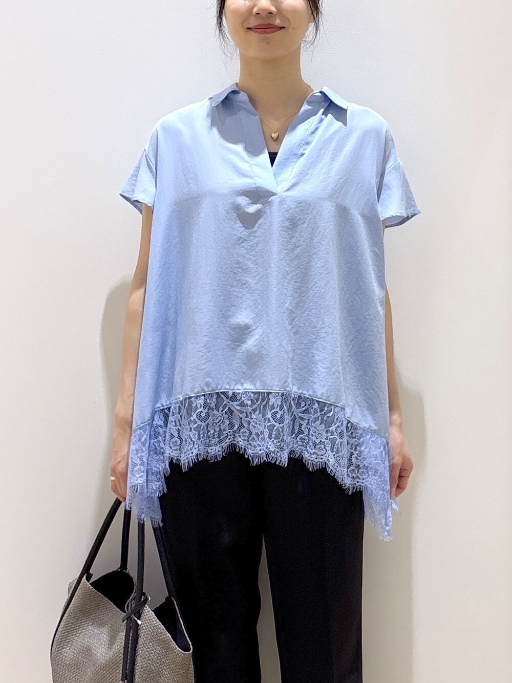 ブルー系のシャツ/ブラウス、ブラック系のその他パンツ、グレー系のトートバッグを着用したレディースの春コーディネートの6枚目の写真