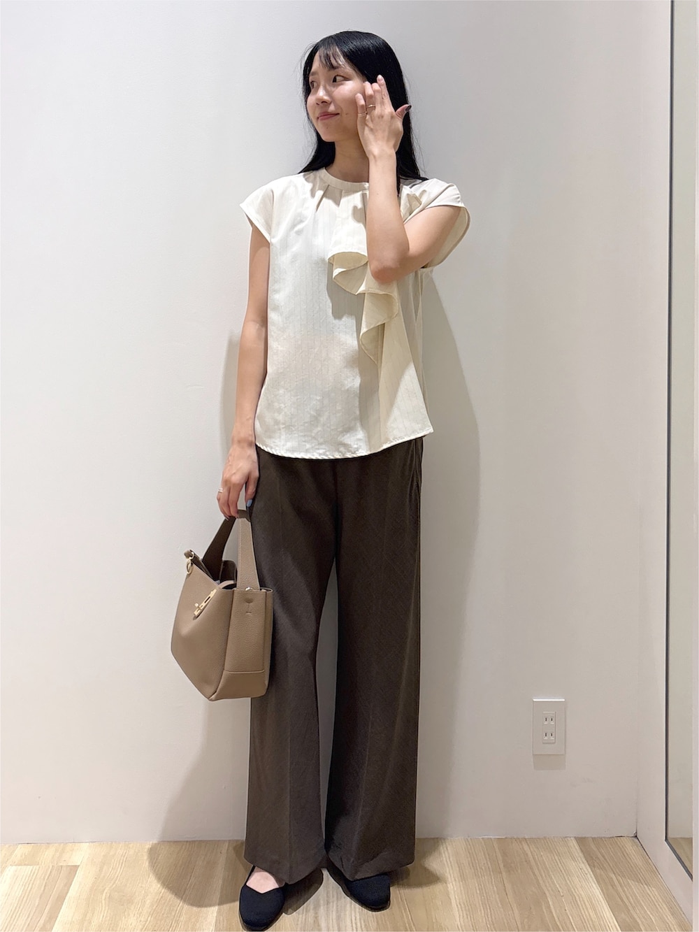 ベージュ系のシャツ/ブラウス、ブラウン系のその他パンツ、ブラウン系のトートバッグを着用したレディースの夏コーディネートの2枚目の写真