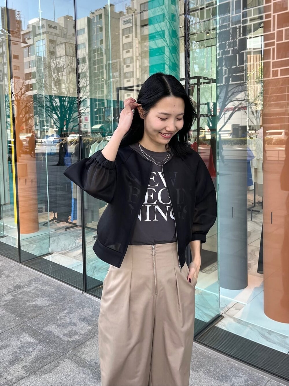 ブラック系のブルゾン、グレー系のTシャツ/カットソー、ベージュ系のその他パンツを着用したレディースの春コーディネートの5枚目の写真