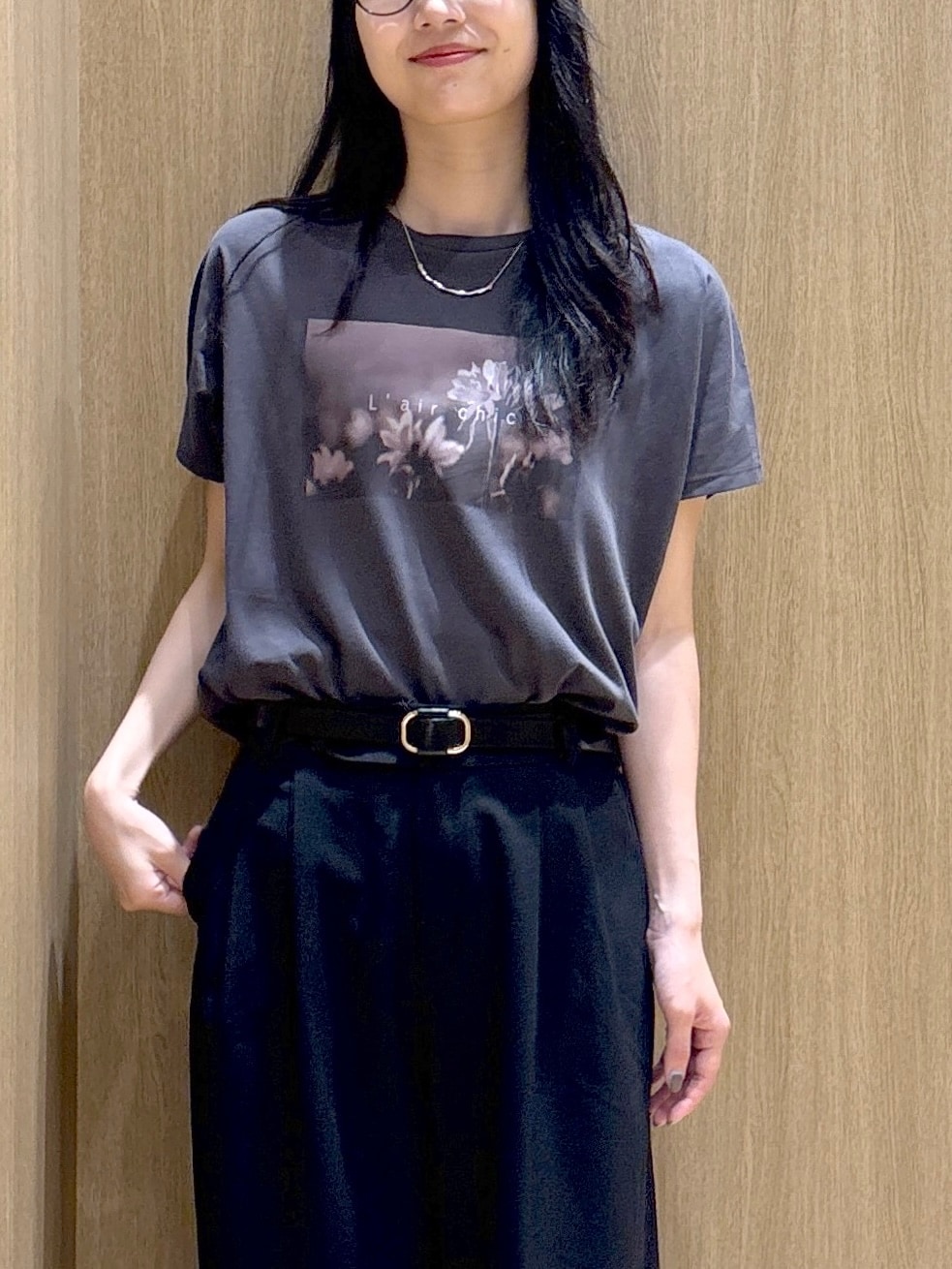 ブラック系のテーラードジャケット、グレー系のTシャツ/カットソー、ブラック系のその他パンツを着用したレディースの夏コーディネートの8枚目の写真