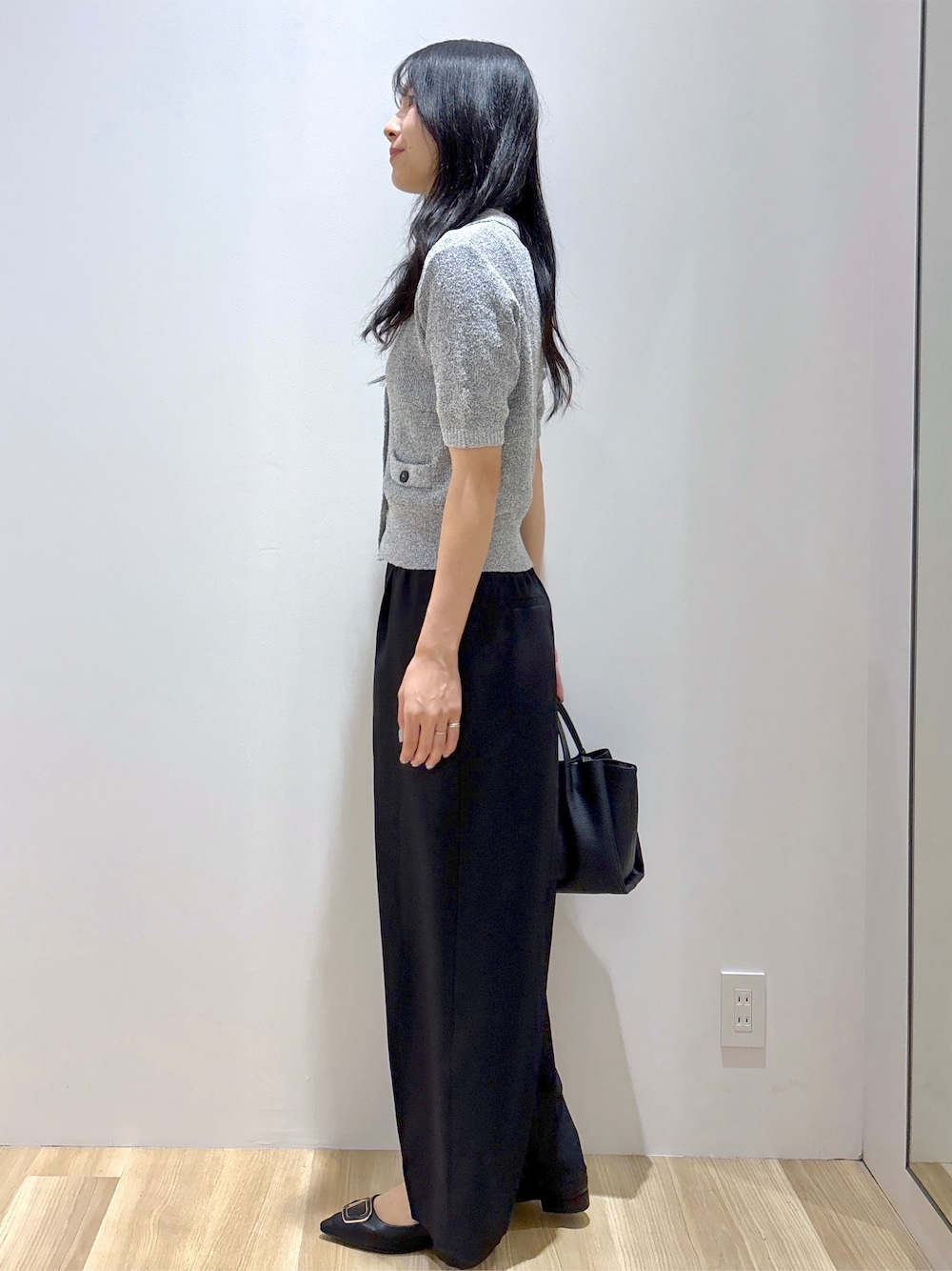 グレー系のカーディガン/ボレロ、ブラック系のその他パンツ、ブラック系のトートバッグを着用したレディースの秋コーディネートの3枚目の写真