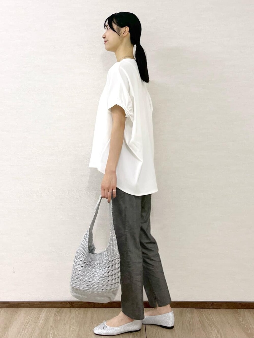 ホワイト系のTシャツ/カットソー、グレー系のその他パンツ、ブラック系のボストンバッグを着用したレディースの夏コーディネートの4枚目の写真