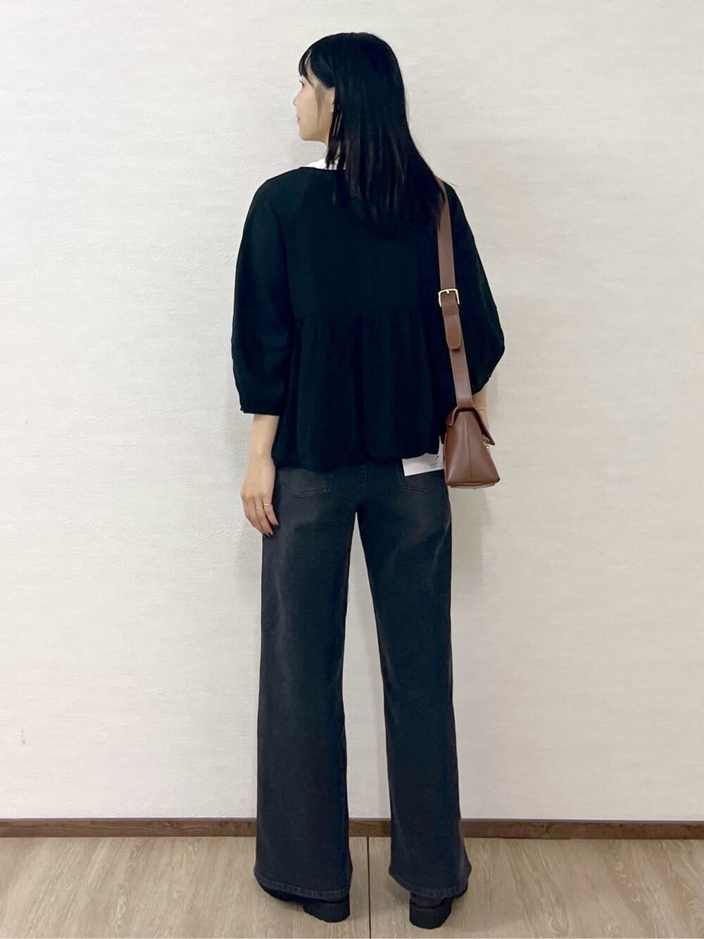 ブラック系のブルゾン、ホワイト系のTシャツ/カットソー、ブラック系のデニムパンツを着用したレディースの夏コーディネートの4枚目の写真